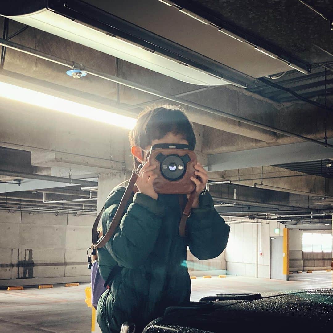 enzo aka えんぞうのインスタグラム：「. チェキSQ20をブァシヴァシ撮ってみました！ SHUTTER magazine の instax“チェキ”スクエアフォーマットギャラリーサイト「SQUARE UP！」に掲載頂きました〜！ . https://www.shutter-mag.com/interview-cheki-enzo/ ※アカウントのプロフィールページからもリンクしてます〜！ . ご無沙汰です。 お変わりありませんか？ 逞しく生きてらっしゃいますか？ . あんま表に出ないよう隠遁暮らしを謳歌しつついつの間にかインスタグラムも何となく昔懐かしな香りが漂い始めたとの報せにふと見渡せば世の中疫病で焼け野原と驚き呆れておりましたところ久々に写欲大爆発な写真機を使わせて頂ける機会に恵まれ元気一杯古巣高円寺まで昼飯を買いがてらヴァシヴァシと切って参りました。 . 完全にリアルインスタグムと言って良いでしょう、富士フイルムの名機チェキSQ20。アナログとデジタルのいいとこ取り。プリント前提のシャッターはいつもよりずっと重たくて、スマホで撮って電子粒に昇華しがちな毎日がチェキで結構結構、特別になる気がしています。 . 久々にみなさんにお会いして日本酒なり焼酎なり酌み交わしたいところですが、スパイク蛋白も予後が見えず予断を許しませんよって、この続きは「SQUARE UP！」で駄弁らせて頂けますと幸甚です:) . また近々っ！ . https://www.shutter-mag.com/interview-cheki-enzo/ ※アカウントのプロフィールページからもリンクしてます〜！」