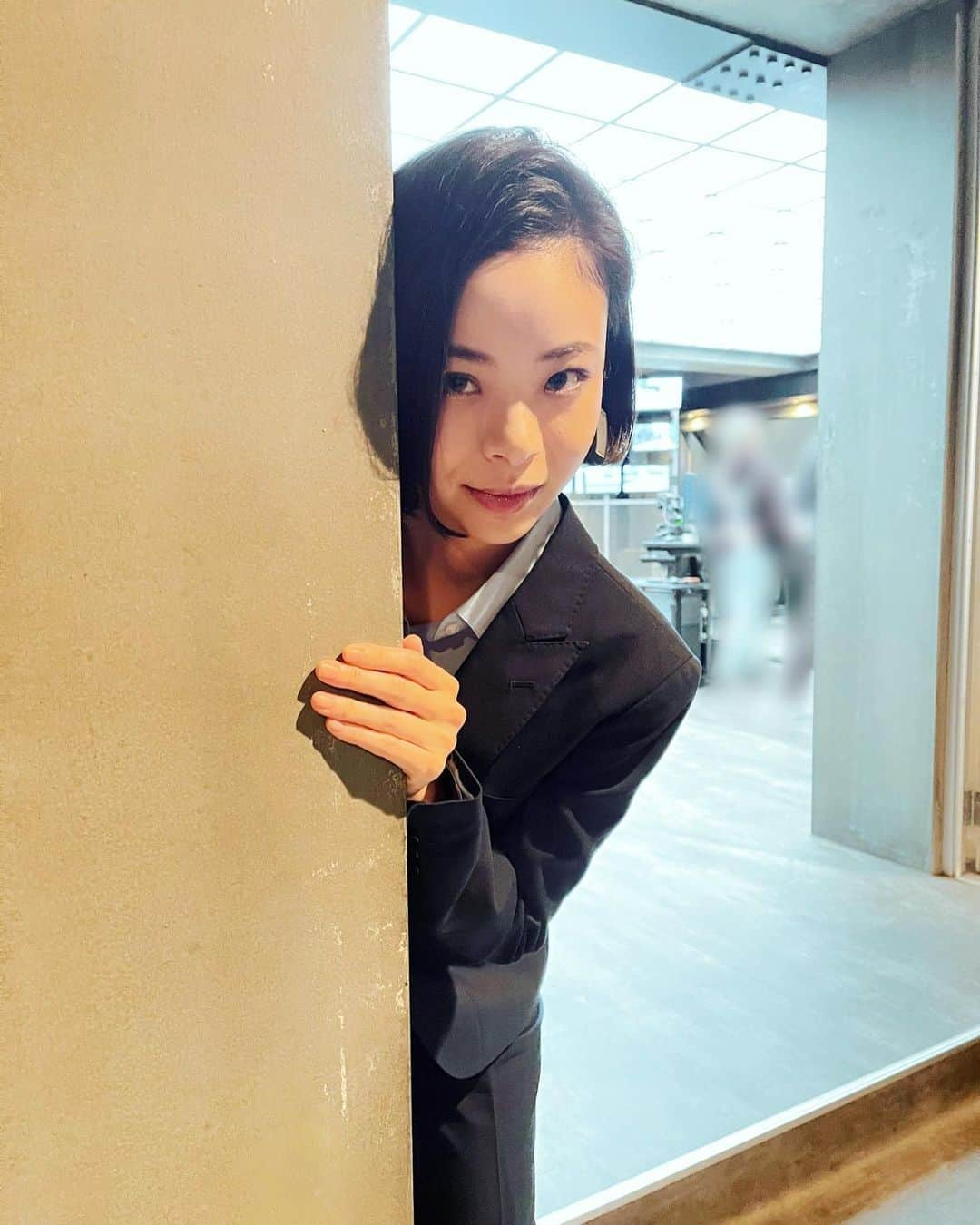 レッドアイズ 監視捜査班さんのインスタグラム写真 - (レッドアイズ 監視捜査班Instagram)「＼#レッドアイズ 👁👁オフショ📷／  今夜10時～第8話OA📺 放送まであと1⃣時間⚡  KSBCセットを うろついている最中🚶💨  壁の向こうから ひょっこり現れた 長篠(#趣里)に遭遇💡  #ひょっこり長篠 #笑顔バージョンの別カットは #後日公開します  ＿＿＿＿＿＿＿＿＿＿＿＿＿＿＿＿ 　#レッドアイズ 監視捜査班 📹 　　　2021年3月13日(土) 　　EP.08 🟥 𝗦 𝗧 𝗔 𝗥 𝗧 🟥 ￣￣￣￣￣￣￣￣￣￣￣￣￣￣￣￣ 出演：#亀梨和也 　　　#松下奈緒 　　　#趣里 　　　#シシドカフカ 　　　#松村北斗(#SixTONES) 　　 　　　#木村祐一」3月13日 21時05分 - redeyes_ntv