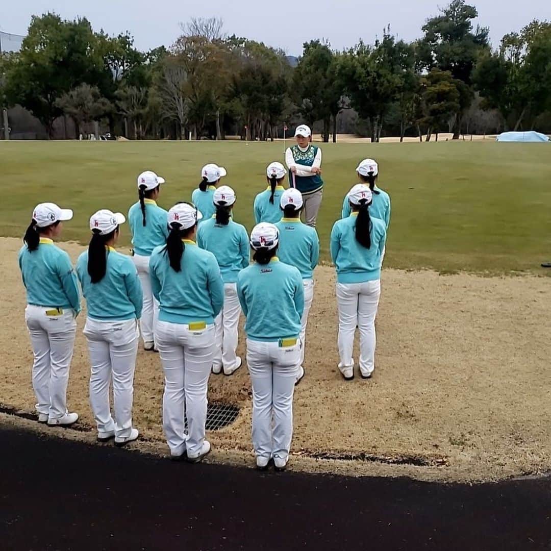 佐伯三貴のインスタグラム：「東北福祉大学女子ゴルフ部の合宿に来ています😊  みんなの成長を見ながらチームの底上げに微力ながら協力できたらと思って指導させてもらってます😉  ラウンド、打ち込み、トレーニング、ミーティングなどなど毎日あっという間に過ぎています☺️  ガッツ溢れる彼女達の姿に刺激をもらいながら私も頑張らなきゃなっと思わせてもらえて感謝です🥰  #東北福祉大学女子ゴルフ部 #teamtfu #小さい春見つけた🌸」