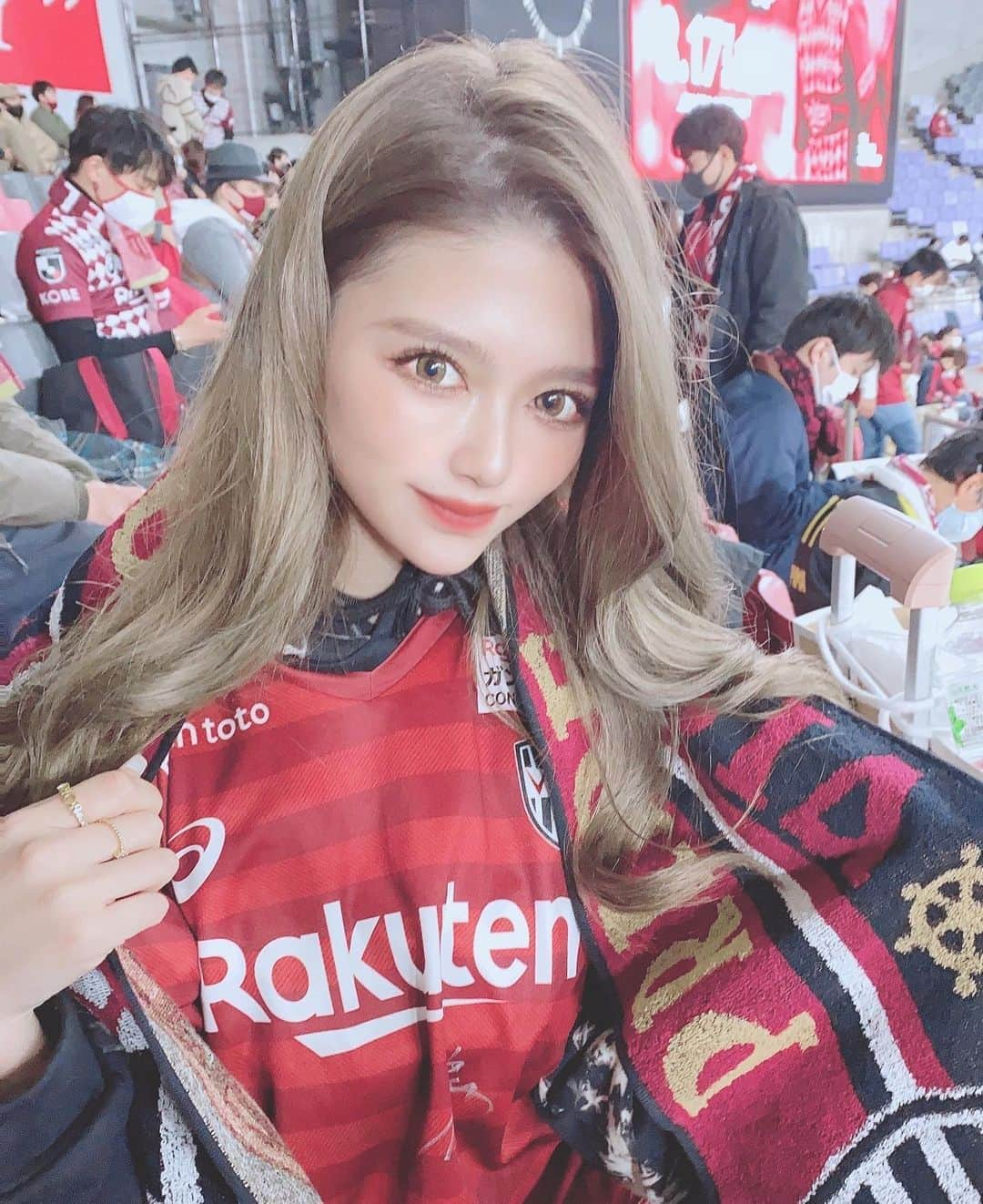 マリナさんのインスタグラム写真 - (マリナInstagram)「#ヴィッセル神戸 vs #名古屋グランパス ⚽️❤️🧡﻿ ﻿ マフラータオル欲しいなおもてたら﻿ 売ってたから即買った！🧣❤︎笑﻿ 久々観に行けて良かった〜〜 ⚽️﻿ ﻿ ﻿ ﻿ ﻿ ﻿ ﻿ #visselkobe #soccer #サッカー #サッカー女子 ﻿#jリーグ #ユニフォーム #ノエビア #神戸 #名古屋﻿ #関西サロモ #サロンモデル #名古屋サロモ﻿」3月13日 21時08分 - __aimer___