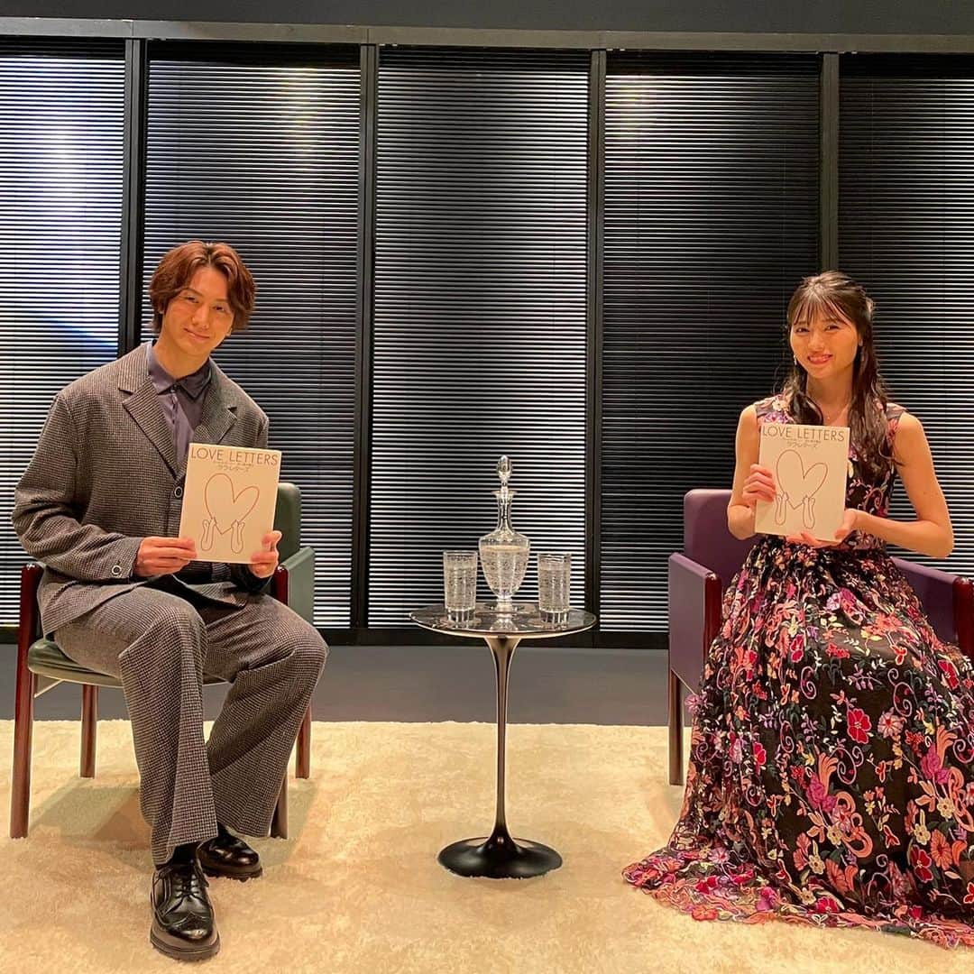 矢島舞美さんのインスタグラム写真 - (矢島舞美Instagram)「. 朗読劇『ラヴ・レターズ』。 とても貴重な経験をさせていただきました。手紙を開く新鮮さを本番で体感する為に本番前の読み合わせは1度だけ。 あとはぶっつけ本番！という事で、ずっとドキドキした日々を過ごしていましたが、本当に太田さんの声で読み上げられる手紙から、いろんな気持ちをもらいました。 終演後は、なんだか夢の中にいたような、不思議な感覚がずっと残っていました。 歴史あるこんな素敵な作品に出演できたこと、人生の宝物です。 足元の悪い中、ご来場誠にありがとうございました。 . 写真1は、アンディーの#太田基裕 さん。 写真2は演出の#藤田俊太郎 さん。 . ご縁に感謝です（ ; ; ）本当にありがとうございました✨ . . #朗読劇#ラヴレターズ」3月13日 21時26分 - maimiyajima_official_uf