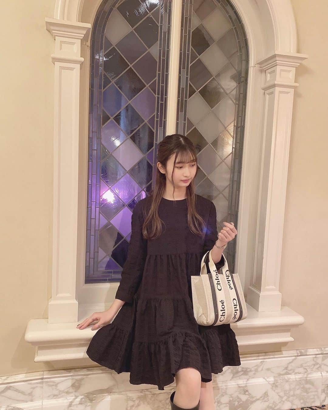 本島莉々果さんのインスタグラム写真 - (本島莉々果Instagram)「👜🤍🖤🤍﻿ ﻿ ﻿ ﻿ キャンパス地でカジュアルに使えるしchloéのロゴリボンがかわいい🎀﻿ コンパクトだけどマチもあってちょうどいいサイズ感🙆🏻‍♀️﻿ ﻿ ﻿ ﻿ #chloe #クロエ #chloé #woody #トートバック #クロエバッグ #女子大生 #誕生日プレゼント #誕生日 #zara #👜」3月13日 21時19分 - motoshimaririka