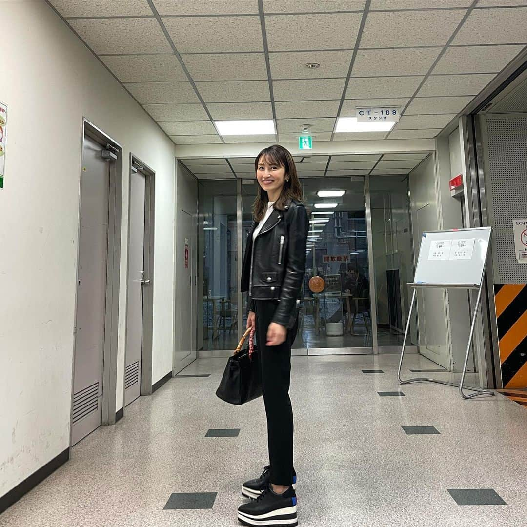 矢田亜希子さんのインスタグラム写真 - (矢田亜希子Instagram)「今日すごい雨でしたね💦💦 #私服#ライダース#10年目#今日もお疲れ様でした ライダース @ysl  #サンローラン 白Tシャツ @petitbateau_jp  #プチバトー パンツ @theory_jp  #セオリー スニーカー @stellamccartney #ステラマッカートニー」3月13日 21時21分 - akiko_yada