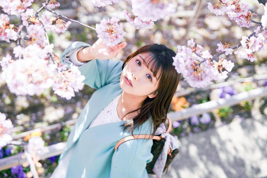 山本ゆうかのインスタグラム：「今日は化粧が上手くいって嬉しいニダ！！！ . . 久しぶりにルナソルのピンクブラウンのアイシャドウ使ったけど ナチュラルできゃわいい。 . . ルナソル発色良くない(というか、色自体が薄い色が多い)ので あまり好きじゃなかったけど 久しぶりに使うとテンション上がるな。 . . ちなみに写真の時のアイシャドウはクリオなので めちゃくちゃ濃いです← . .」