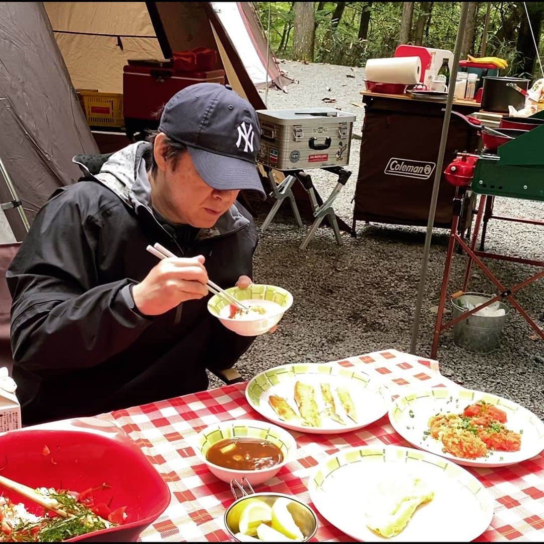 植草克秀のインスタグラム：「くもり空の下で食べることにした朝ごはん。﻿ ﻿ たらこも焼いた！﻿ ﻿ 昨日キャンプ道具を整理してたら、余計また早くキャンプ行きたくなっちゃった😆﻿ ﻿ ﻿#植草克秀  #katsuhideuekusa  #キャンプ #キャンプ飯」