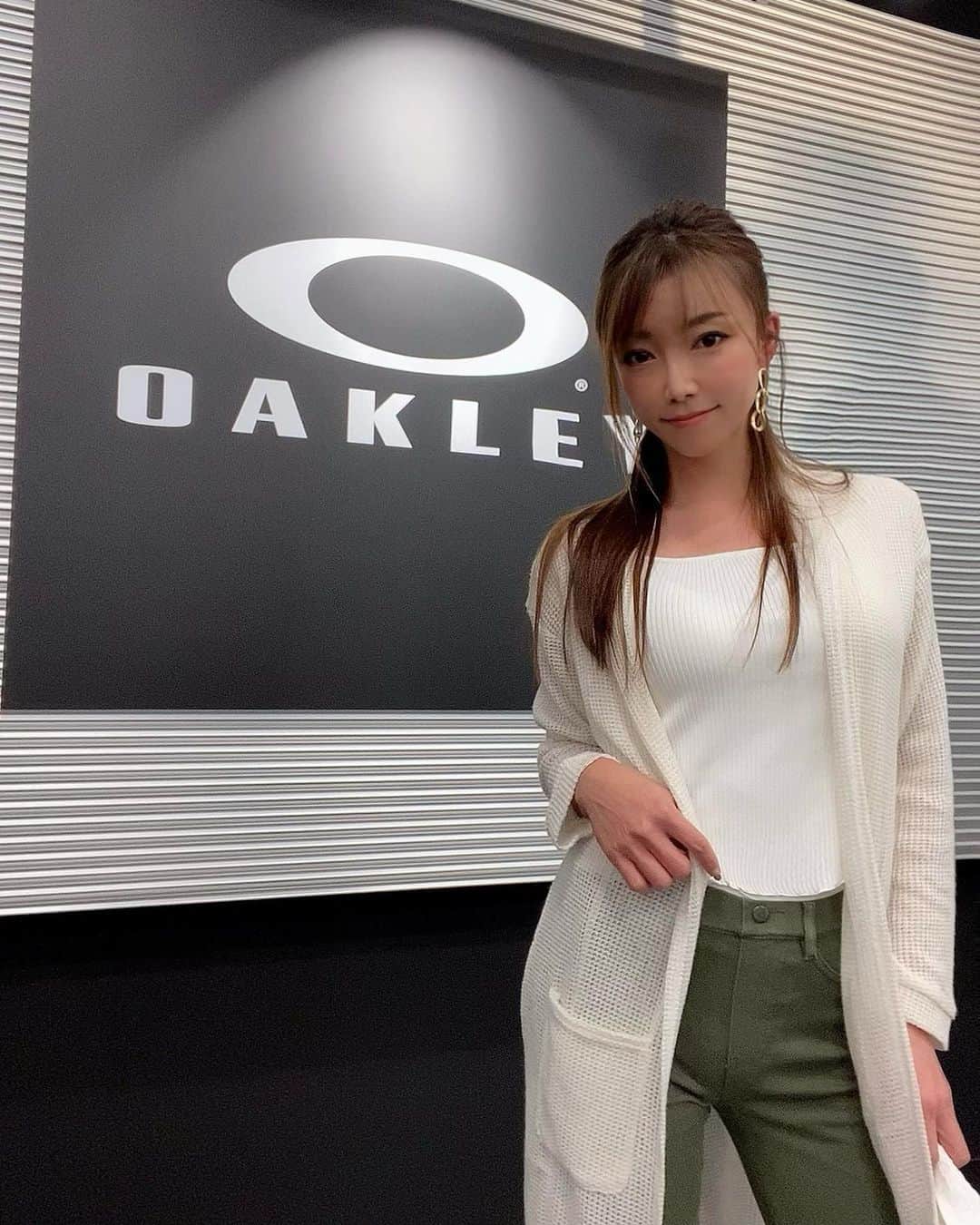 のインスタグラム：「☺︎*･゜ﾟ･* Coordination on the day of shooting ♡  撮影で #オークリー さんの本社へお邪魔してきたよ🏢 4月中旬に公開予定です✨ ・ この日はプチプラカジュアルコーデに♡ ・ ➖coordinate➖ #tops / #azulbymoussy #アズールバイマウジー #cardigan / #fifth #フィフス #pants / #uniqlo #ユニクロ ・ ・ ・ #ゴルフ #ゴルフ5 #ゴルフ女子 #golf #fashion #coordinate #girlsgolf #いづみんゴルフ #いづみん #izumingolf #izumin_golf」
