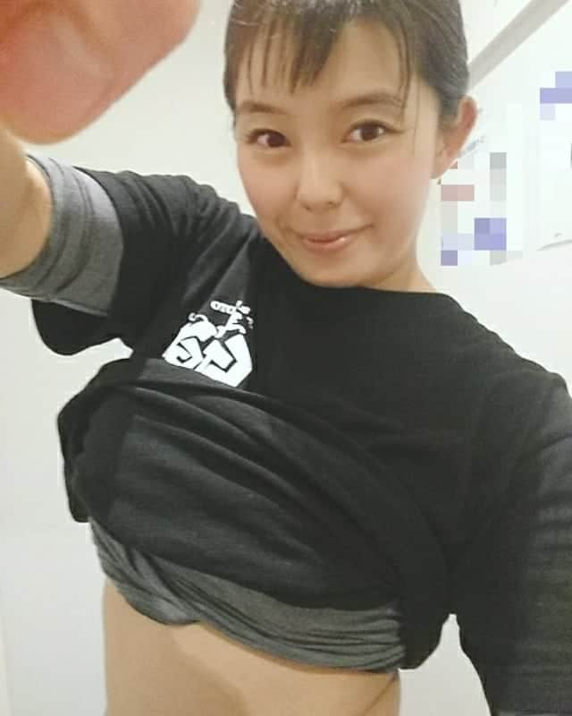 郷司利也子さんのインスタグラム写真 - (郷司利也子Instagram)「自撮り棒買わなきゃ。 昨日のお腹です。  若干痩せましたが、まだまだです💦 ピザ食べたりしちゃったしな～。  2000キロカロリー守ってれば、もっと脂肪はとれたはず😅  余分なもの食べた時って、栄養不足なんですよね。 炭水化物と脂質はたくさんとってるんですけど⤵️  栄養が足りなくなるくらいなら、栄養のある物を上乗せして食べた方が私的にはまだ良いかなと思います。  アラフォーですから、シワとほうれい線が即…  引き続き頑張ります。  #トレーニング#筋トレ#ダイエット#アラフォーダイエット#ボクシング#アラフォー#栄養#筋トレダイエット#筋肉#女子ボクシング」3月13日 13時26分 - goshiriyako