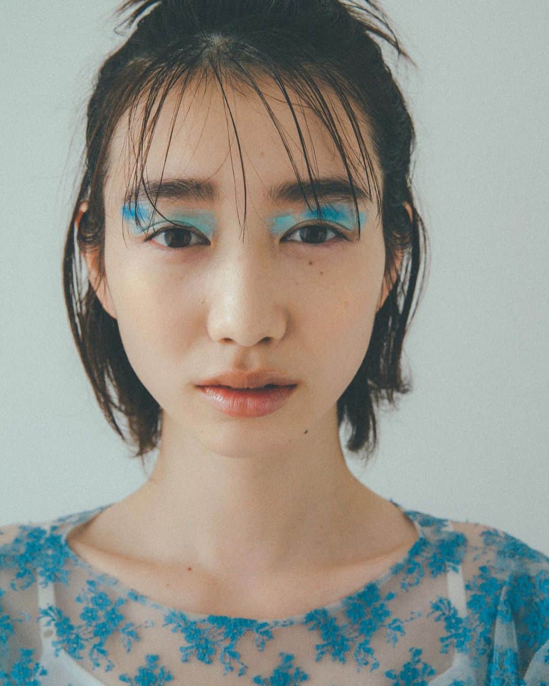 岡本夏美さんのインスタグラム写真 - (岡本夏美Instagram)「雨なので。青。 ☔️🧊🧿🪣🌐」3月13日 13時35分 - okamoto_natsumi