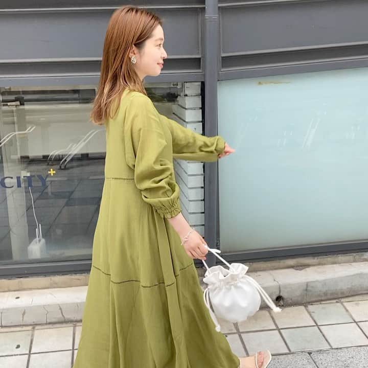 matano Kastaneのインスタグラム：「リアルに欲しいもの❶﻿ ﻿ Kastane楊柳ティアードハシゴレースワンピース🟢🍃﻿ ﻿ ﻿ 学生アルバイトの時に、﻿ 初めてKastaneで買ったワンピースが﻿ ﻿ オレンジ色のリボン柄の﻿ ハシゴレースワンピースだったのを思い出して、﻿ 懐かしくて、着たらシルエットも、﻿ 風になびく感じも可愛くて、より欲しくなった。🥺💛﻿ ﻿ ﻿ 買いすぎてるけど止まらない春服欲🥺🌸﻿ ﻿」