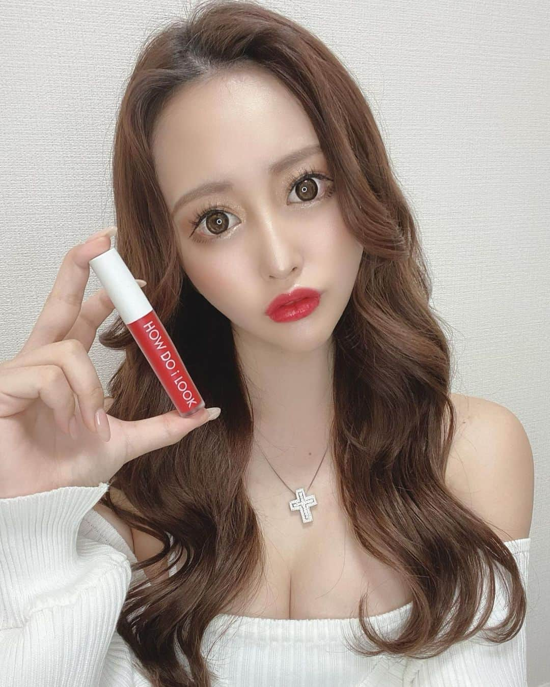 SHIHOさんのインスタグラム写真 - (SHIHOInstagram)「. . new cosme💗💗💗💗💗 . @howdoilook.jp のティントが 気になって購入したよん💋 . . 今までのティントって塗ると カサカサになったりしてたから あんまり得意じゃなかったんだけど🥲 . これはしっとり艶々に✨ カラーも豊富でどれをつけるか迷っちゃう💗 . . . #HOWDOILOOK #塗るほど潤うティント #新作コスメ #コスメレビュー #リップティント #ティントリップ #マスクメイク #人気コスメ #春コスメ #水系乳化系MIXの新処方 #カサつかないティント #ハウドゥアイルック」3月13日 14時02分 - cham_pipi