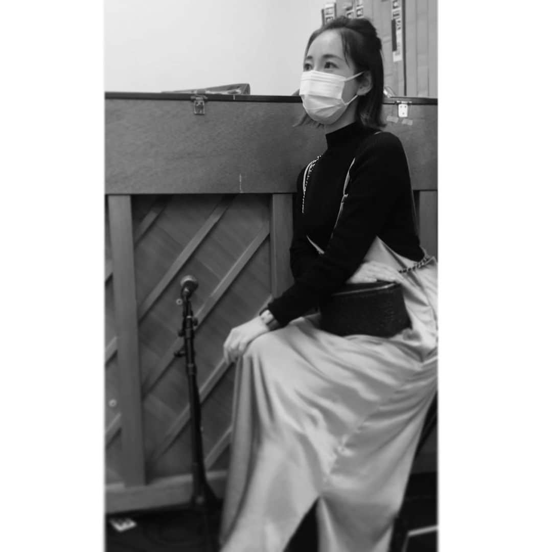 咲希あかねさんのインスタグラム写真 - (咲希あかねInstagram)「#きょコ   ってゆーらしいです😆笑 #麻尋えりか さんが教えてくれました♪ 麻尋さんは、稽古場でお会いする度に、私の私服を褒めてくださる🙌 写真撮りたいって、場所やポーズまで！！#稽古場 #ピアノ前  たそ#天真みちる の写真を撮っている#専属 #名カメラマン さんです😚✨笑 ありがとうございます♪  #photo 📷@mahiroerika  ベージュのワンピースは#alluge  Bagは#鳳翔大 さんのブランドです♡大さんのブランドかわいいの😚  #今日のコーデ #きょこ #コーデ #私服  #fashion #fashionstyle #cordinate #麻尋しゅん さん #エリザベート #ガラコンサート #宝塚 #宝塚og」3月13日 14時03分 - akane_saki