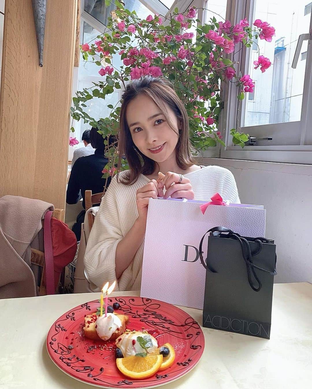黒澤詩音のインスタグラム：「毎年いつまでお誕生日してるの？って言われますが、、笑  石岡真衣ちゃん、成田沙耶加ちゃんがお誕生日をお祝いしてくれました💕  可愛いおねえさん2人を見習って、 素敵に歳を重ねて行けたらいいな♡  #birthday #omotesando #バースデープレート #🎂」