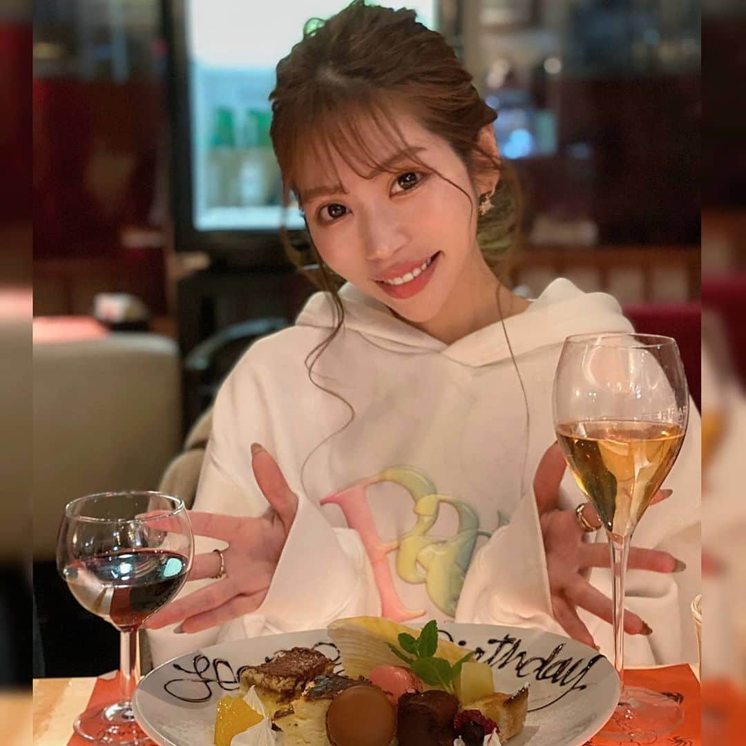 雨宮めるさんのインスタグラム写真 - (雨宮めるInstagram)「. Happy My Birthday Party✨  この御時世なので早い時間からの開催だったけど 変わらず集まってくれて幸せな誕生日会でした♡ (誕生日じゃなくても衣食住ほぼ一緒ですが😂)  お店は大体カジュアルなイタリアンなんだけど 今回頼んだフォアグラマルゲリータ絶品だった！！  そして何年もプレゼント交換してるとネタも切れるのに 多分いっぱい考えてくれて私が喜ぶものを...💕 今度オシャレに撮って載せたいと思います！  今回のドレスコードは “パーカー＆ミニスカorショーパン” 裏テーマは、いつまでもピッチピチ😂  #myfavorite #mybirthday #birthday #birthdayparty #dresscode #hoodie #hoodies #hoodiestyle #shortbottom #miniskirt #shortpants #rady #誕生日会 #いつメン #いつめん #いつメン最高 #ほぼ家族 #一生の友達 #誕生日ケーキ #カジュアルイタリアン #イタリアン #フォアグラマルゲリータ #ドレスコード #パーカーコーデ #パーカー #パーカー女子 #フーディー #ミニスカート #ショーパン #みんなありがとう」3月13日 14時44分 - amamiya_melty