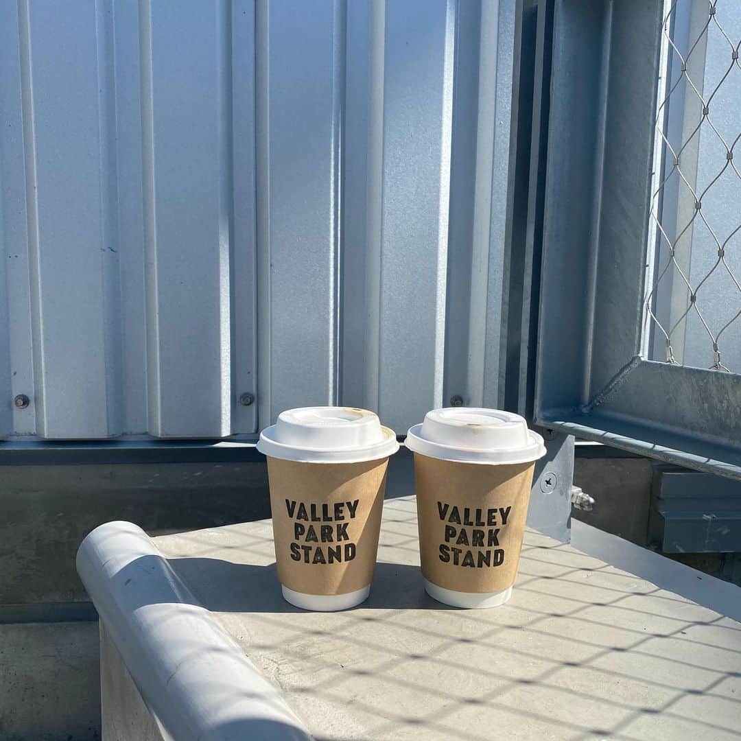 長谷川あやのインスタグラム：「☕️☕️☕️ ・ ・ ・ 先日ななと一緒に 久しぶりにゆっくりコーヒー飲めた😌💭 ・ コーヒー好きな私達、、、 お互いおちびが怪獣すぎて コーヒーホットでなんか頼めないよねー なんて言ってたけど 母達もパワーアップして ホットコーヒー飲める タイミング見つけたよね👩‍🦰👩‍🦳笑 ・ 2.3枚目の動画、、、 おちび達が夢中で遊んでるうちだけが 私達の唯一の休憩タイム😂✌️」