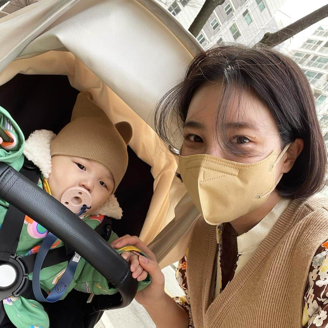 カン・ヘヨンさんのインスタグラム写真 - (カン・ヘヨンInstagram)「#유모차산책 #애기엄마 👶🏻💛 안추워서 넘 죠타 !!! 근데 저기 옆에 저거 흰머리니....휴우🥲 나이가 몇인데 벌써 흰머리가....... 임신하고 하나 둘 생기더니 출산하고 마구마구 생겨버림...💦」3月13日 15時00分 - mangdoo_noona