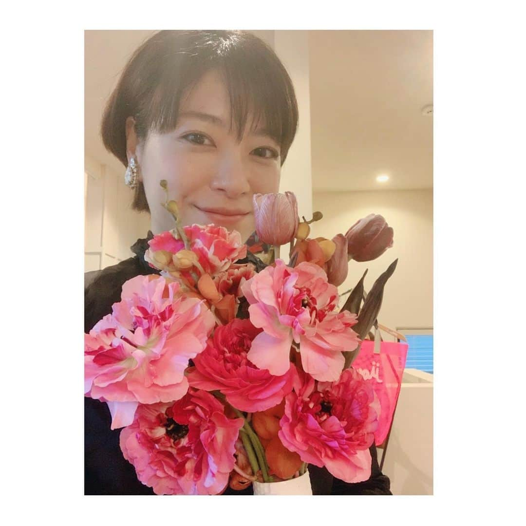 上野樹里さんのインスタグラム写真 - (上野樹里Instagram)「今日は、マネージャーの結婚式でした💒👰‍♀️🤵🎂💍💐ご結婚おめでとうございます🍾㊗️🎊🎉👏 とっても感動して😭そして笑いも絶えず😆素敵な会でした🌈🥰あまり結婚式に呼ばれる機会がなかったのでとっても嬉しかったです🥳💝 新婦さんのお勤め先の代表の方が桜を咲かせ会場に活けてあった100本の花が最後にみんなの元へ配られ、私もいただいて帰ってきました🌸式のコーディネートのセンスは素晴らしかったです。今日は大雨ですが、晴れやかな気持ちです🥂❣️明日から晴れ続き☀️の予報なので暖かい春も、すぐそこまできていますね🌷🐞🍀🌳 雷雨に負けず、今日も元気に過ごしましょうね🙌😃✨  #結婚式  #結婚式お呼ばれ  #おめでたい  #結婚おめでとう  #わーい  #桜  #フラワーアレンジメント」3月13日 15時10分 - _juri_art_