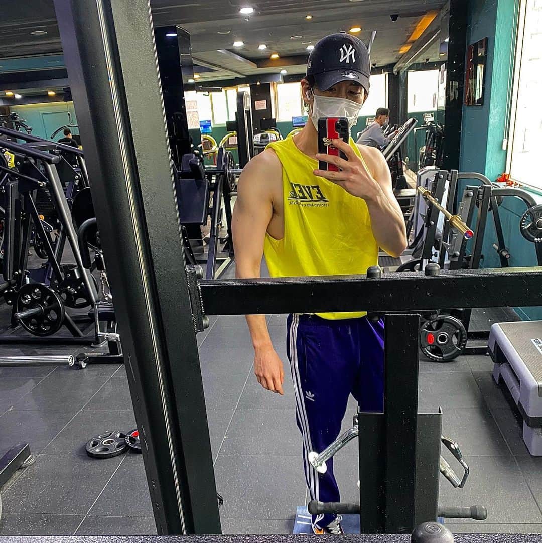 のインスタグラム：「Just another day in the gym」