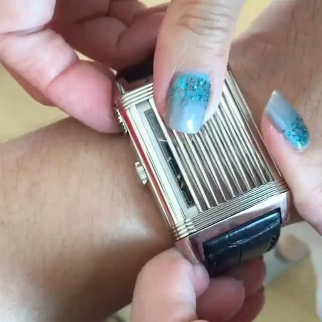 WATCHMANIAのインスタグラム：「Back in 2012, marking its 80th anniversary Jaeger-LeCoultre takes the magic of the Reverso watch to new dimensions with the Reverso Répétition Minute à Rideau. Enjoy.  Via @beirutwatchclub @regina.osm  #jaegerlecoultre #jlc #jlcreverso #jlcminuterepeater #minuterepeater #horology #hautehorlogerie #swiss #swisswatches #watchmania」