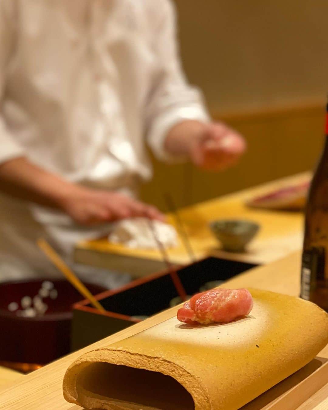 urakoのインスタグラム：「. ずっと行ってみたかった すし　うえださん🍣 masacoの お誕生日会でした🎂 ↑2回目 . . どれも歯がいらないくらい 柔らかくて美味しくて お口も心もトロけました🤤💓 . . . すっごくすっごく久しぶりのお出かけとお寿司に大興奮が止まりませんでした🤣 贅沢時間をくれた母にも感謝です。 . . #お誕生日おめでとう #神戸グルメ  #すしうえだ」