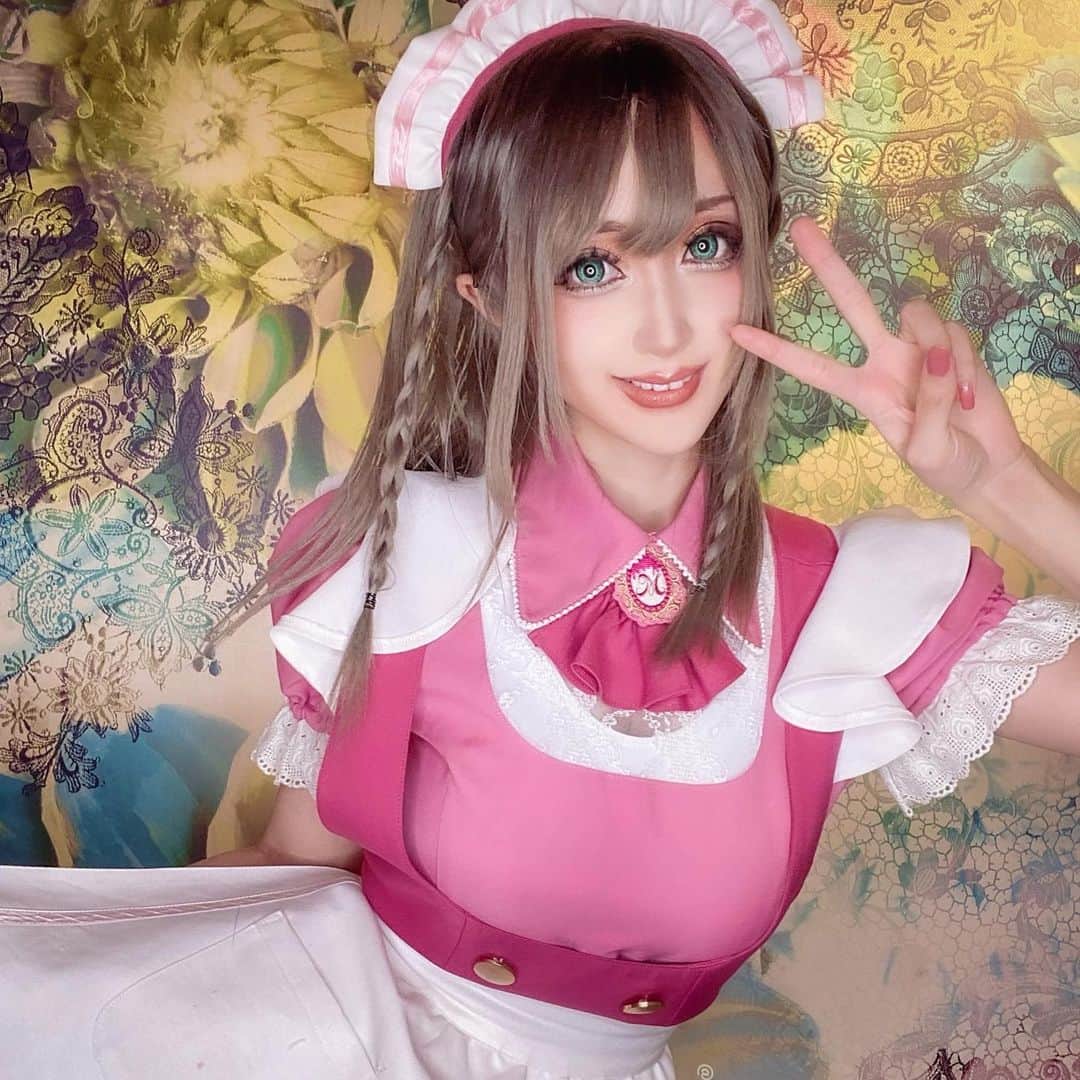 のインスタグラム：「明日は一日店長イベント！ 飛沫防止シートやアルコール、マスク対策などありで開催します！ 他のイベントと比べて少人数なのでお話してもらえたら嬉しいです🙏  https://twitter.com/chamomile_chami/status/1366731523471278084?s=21  メニューはカモミールが考えました！ 楽しんでもらえたら嬉しい🥂  よろしくお願いしますーーっ！！  詳細はブログをチェックお願いします🎀  シャンパンは事前予約で缶バッジ付きです！  ノンアルも作りたかったのですが、本数の関係上、多くないと種類増やせないので、今回はアルコールのみになってます😭 ラインストーンもりもりの可愛いボトルなのでぜひゲットして欲しい💓」