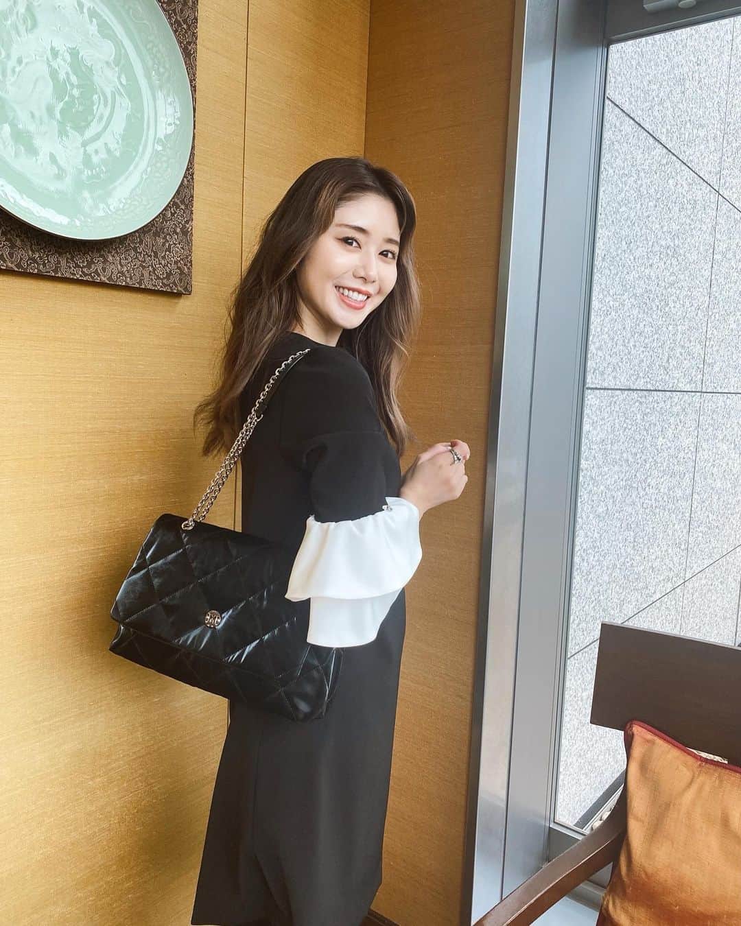 のインスタグラム：「🤍🖤🤍 着痩せできるワンピ🤍 dress#maglieparefde  bag#metrocity  #blackxwhite @palacehoteltokyo」