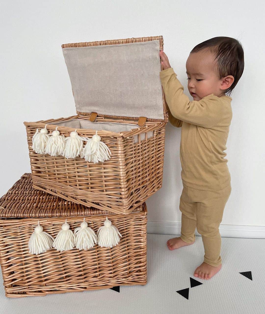 佐野真依子さんのインスタグラム写真 - (佐野真依子Instagram)「おもちゃ収納をちょうど探してて かわいいニットタッセル付の square basket setをGET💛 しっかりしていて 大きさもちょうどよくって 何より見た目が可愛すぎる🤍 インテリアのselectshop  @_yourside_  さんのものです🧸💛 息子も気に入ったようで おもちゃを自分でぽいぽいしまって くれるようになりました🤍」3月13日 15時57分 - sanomaisanomai