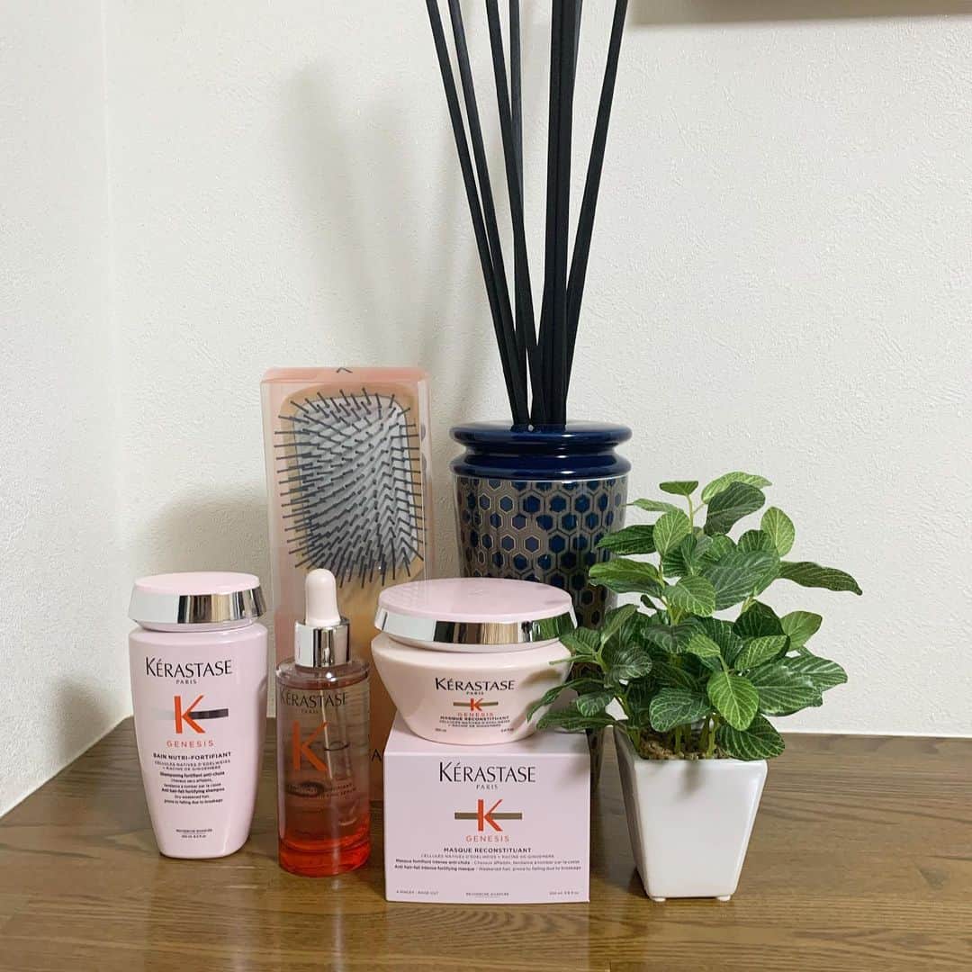 のインスタグラム：「@kerastase_official  うるつや髪が叶うシャンプー♡ 匂いもすごくいい🎀 . てるさんのところで買えます◎ #ピンクのケラスターゼ」