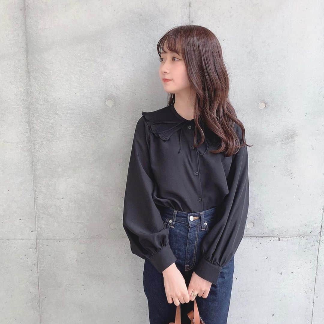 MIYUさんのインスタグラム写真 - (MIYUInstagram)「GUのプリーツカラーブラウス♡ 大きな襟がアクセントになってて可愛い🌙 袖も手首のところでふんわり絞ってあってシルエットが綺麗に見えるよ👏 #gu_for_all #GUstyle #gupr #ブラウス #プリーツカラーブラウス」3月13日 21時39分 - miyu__.oo