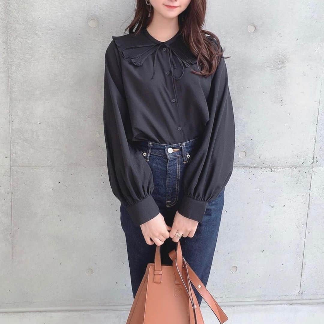 MIYUさんのインスタグラム写真 - (MIYUInstagram)「GUのプリーツカラーブラウス♡ 大きな襟がアクセントになってて可愛い🌙 袖も手首のところでふんわり絞ってあってシルエットが綺麗に見えるよ👏 #gu_for_all #GUstyle #gupr #ブラウス #プリーツカラーブラウス」3月13日 21時39分 - miyu__.oo