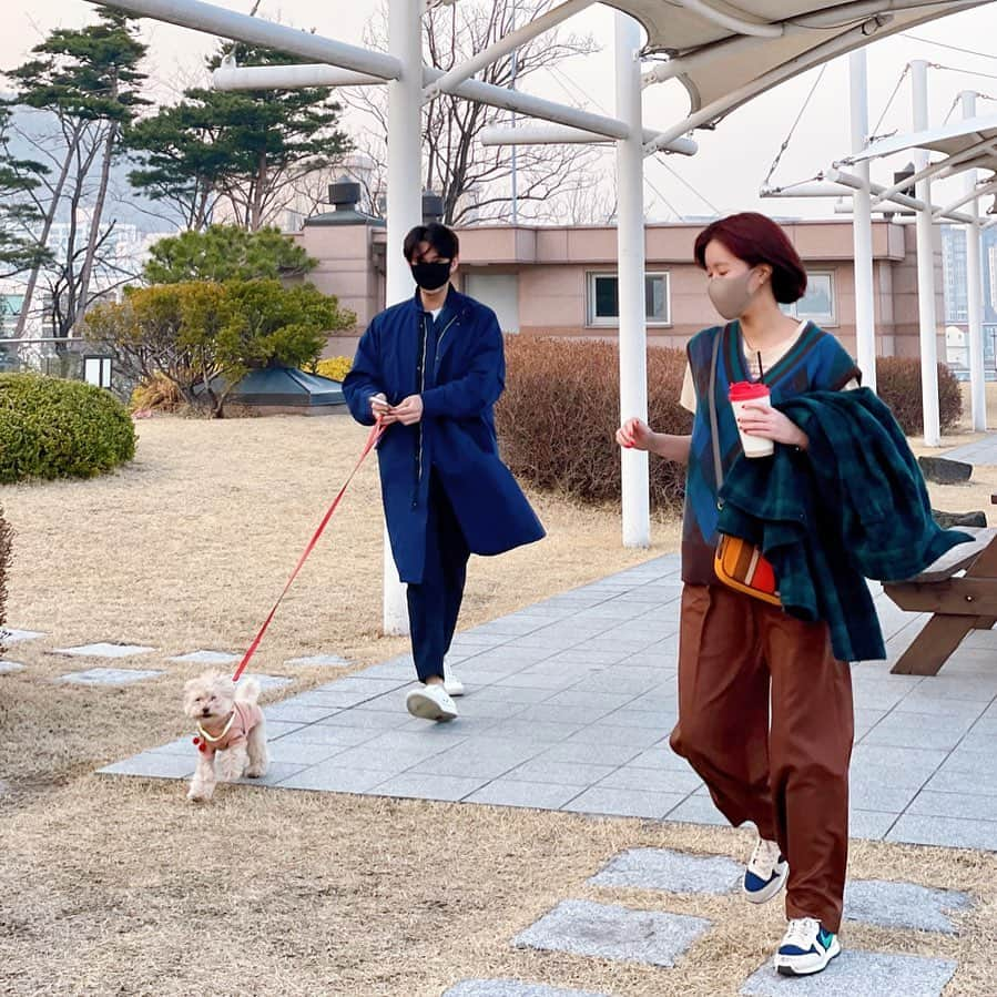 イム・スヒャンさんのインスタグラム写真 - (イム・スヒャンInstagram)「신기생뎐때 반반머리하고 누나누나 부르면서 쫒아다니던게 엊그제 같은데 이제 많이 커서 강아지도 산책시켜주네 ^~^🤎 @jinhyunbin  #신기생뎐손자 #10년째베프 #오빠라고부르면온몸에두드러기나고경찰에신고할거라던오빠 #friends」3月13日 16時14分 - hellopapa11