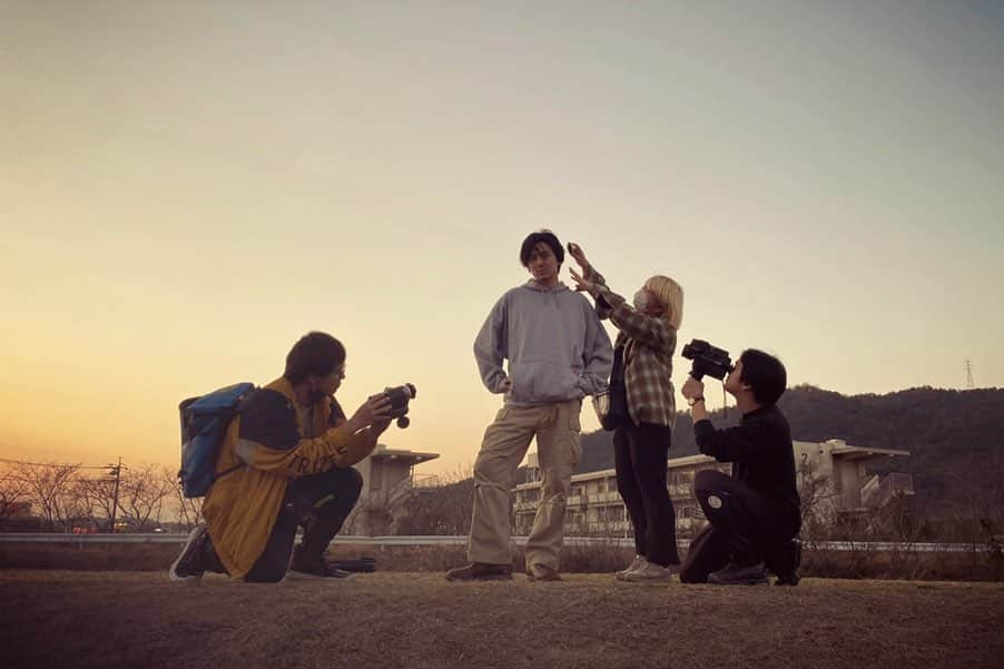 藤井風さんのインスタグラム写真 - (藤井風Instagram)「旅路”Tabiji” MV filmed in my hometown. with the smallest crew I’ve ever had. so intimate, personal, and loving.  Director : @dutch_tokyo   Special Thanks : Elizabeth Miyaji @elizabethmiyaji , Hideyuki Kanemitsu @kanemitru , Aya Mishiro @mishiron , Haruhiko Takayama(L'ESPACE VISION),unko manju, kurobou, Satosho Town, Okayama Joto high school  all photo by @elizabethmiyaji except last one」3月13日 16時28分 - fujiikaze