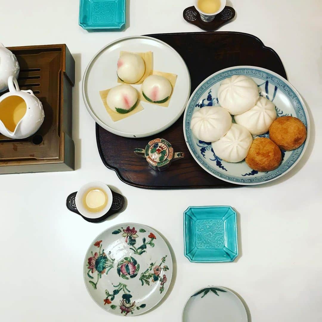 丸山敬太さんのインスタグラム写真 - (丸山敬太Instagram)「外は春の嵐が吹き荒れている 東京です。  今日はお休みなので、この間中華街で ゲットした万頭を。  蒸し物大好き。  いつか飲茶と中国茶のお店やりたい。 可愛い茶器もセレクトして  丸山茶楼。」3月13日 16時27分 - keitamaruyama