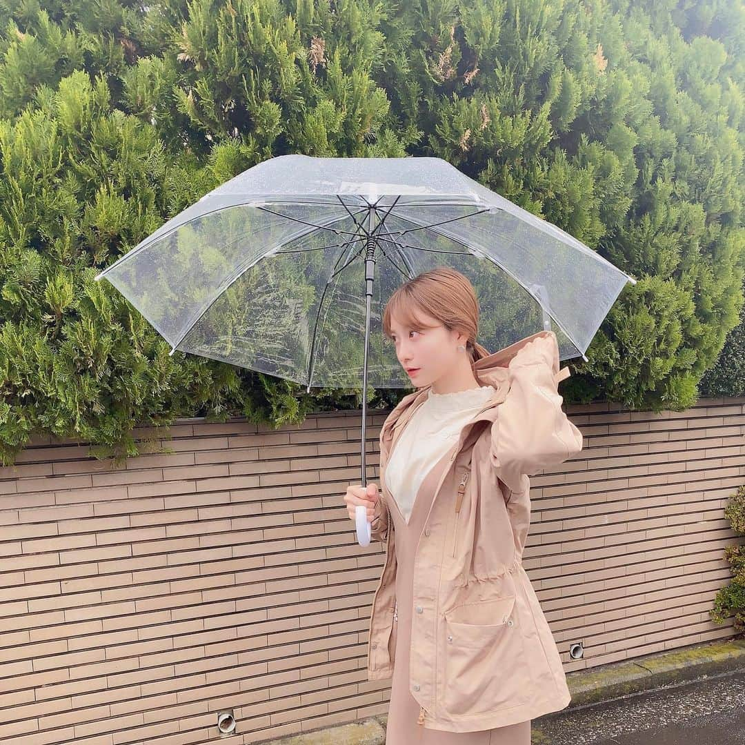 renさんのインスタグラム写真 - (renInstagram)「・ ・ 雨が降っていて寒かったので マウンテンパーカーをサラッと羽織りました◎ 撥水加工もしてあって重宝してます☺︎  こちらは背中をクシュッとまとめて スッキリとしたシルエットで綺麗めに着ました☁️ ボアつけてもあったかいんだよなぁ。 ______ #クラシカルエルフ #classicalelf #エルフコーデ #コート #ボアコート #マウンテンパーカー #春コーデ #プチプラ @classicalelf_official  ・ ・」3月13日 16時46分 - _reeen_