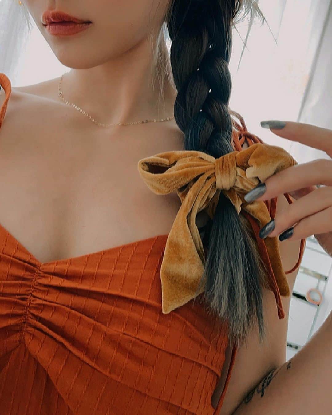 のインスタグラム：「🧡🖤🤎💛  我愛的顏色好多 但最愛你 （ 直接吐爆 ） 😂😂😂😂  #saturdayvibes  #accessoriesoftheday  #haircolorideas」