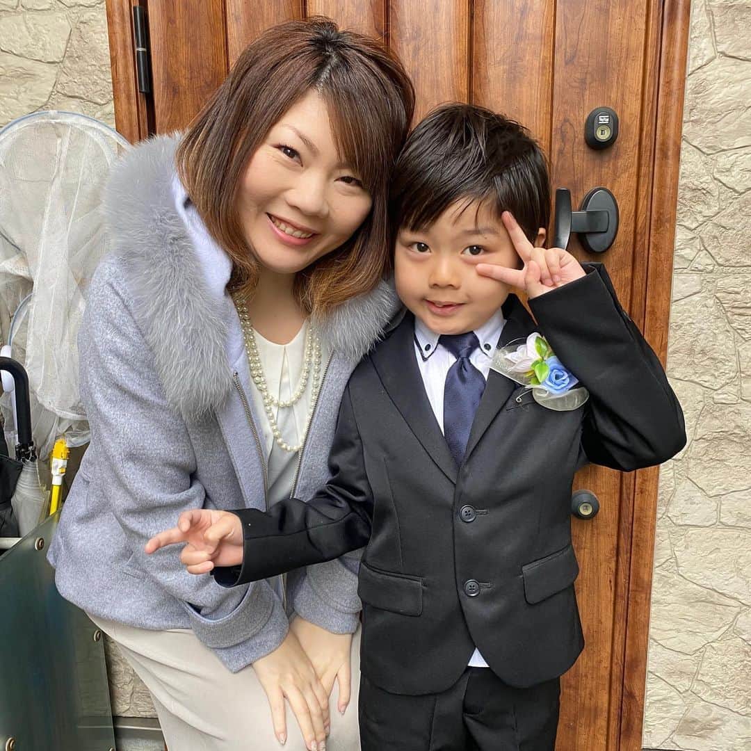 ブラザー4チャンネルのインスタグラム：「我が家の末っ子なーたんが保育園を卒園しました！﻿ ﻿ 入園当初は熱を出す事が多くてまともに登園できず、その後登園しても泣いてばかりで離れるのが大変な毎日でした。﻿ ﻿ そんななーたんも年長さんになって、やっと笑顔でバイバイしてくれるようになり、運動会なども頑張ってる姿を見せてくれました😊﻿ ﻿ 保育園はまだ31日まで登園できるので、もう少し保育園児のなーたんを見ていきたいと思います✨﻿ ﻿ なーたん卒園おめでとう㊗️﻿ お兄ちゃん達が居なくなっても、よく頑張って登園したね！﻿ お迎えの時間いつも笑顔で迎えてくれてありがとう😊﻿ ﻿ #brother4﻿ #末っ子﻿ #なーたん﻿ #卒園﻿ #おめでとう﻿ #ありがとう﻿ #大好きです﻿」