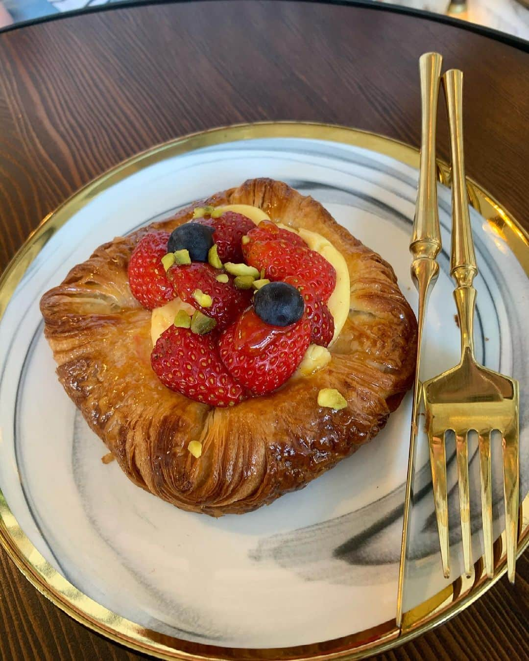 武田紗季さんのインスタグラム写真 - (武田紗季Instagram)「Strawberry Danish 🍓🥰 #美味しいパン屋さん #シドニー #sydney #bakery #danish」3月13日 16時44分 - __sakii.___