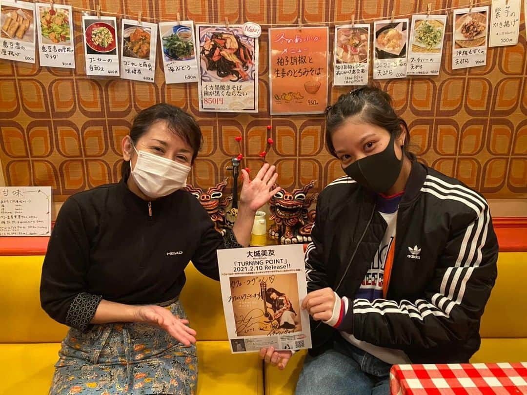 大城美友のインスタグラム：「カフェ・コザさんにて チラシを置かせて頂きました♪  勝手ながらすごく身近に思いました♪ 沖縄のあの温かさを久しぶりに感じる事ができてホッコリです♪  そんな時は大切に余韻に浸ります♪  #沖縄　#カフェコザ　#大城」