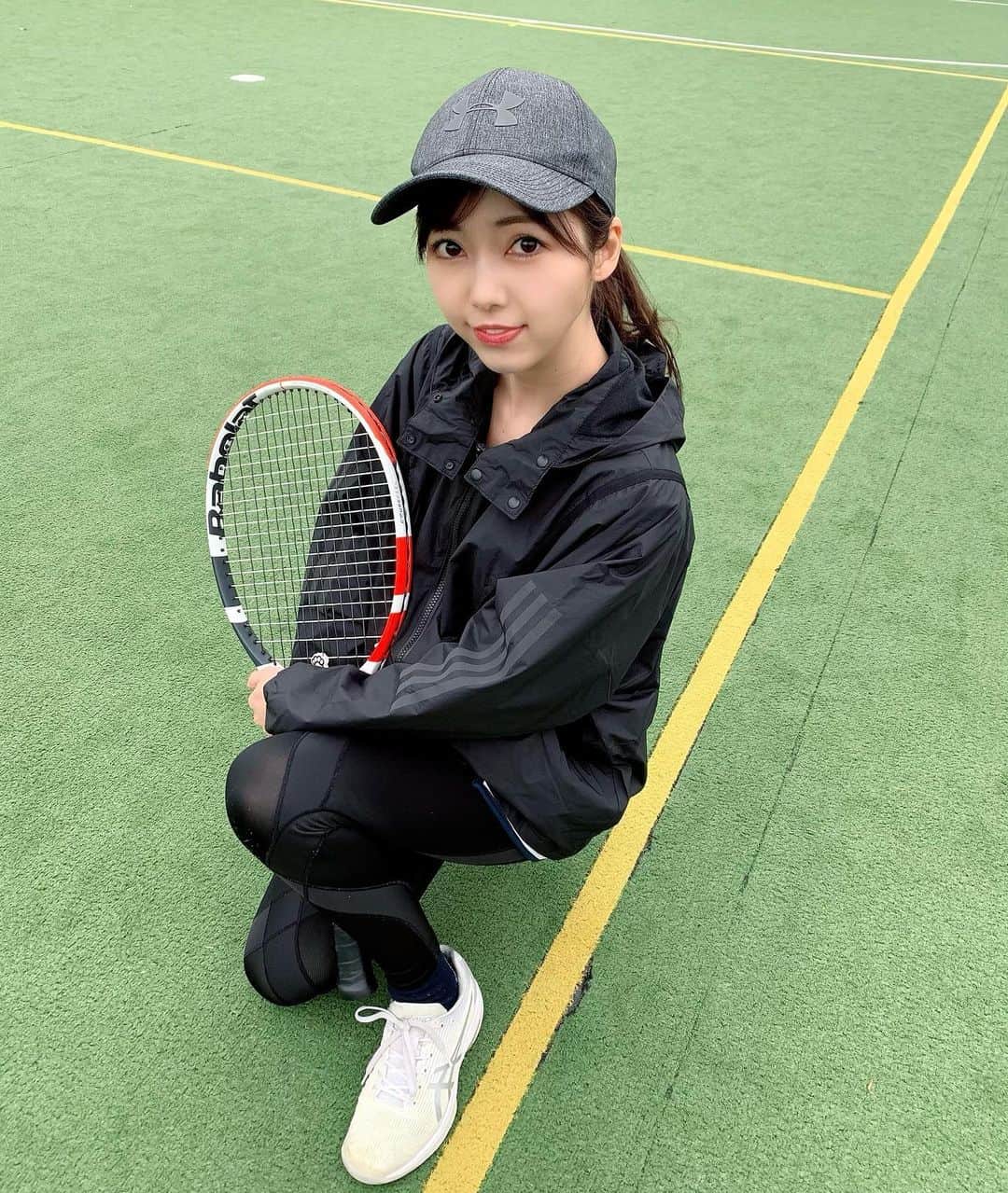 川又智菜美のインスタグラム：「まっくろくろすけ🤣﻿ この間はいつもとちょっと違った﻿ かっこいい雰囲気を目指してみました😝﻿ ﻿ テニスをしていると﻿ 前髪が邪魔になる時があるのですが、﻿ キャップをしていると固定されるので﻿ いつも愛用しています💗﻿ 日差し対策にもなりますしね☀️﻿ 毎回洗うのでいくつかをローテしています🧢﻿ ﻿ 今回はポージングも工夫してみましたが﻿ なかなか難しい😭😭😭笑﻿ 研究します🧐﻿」
