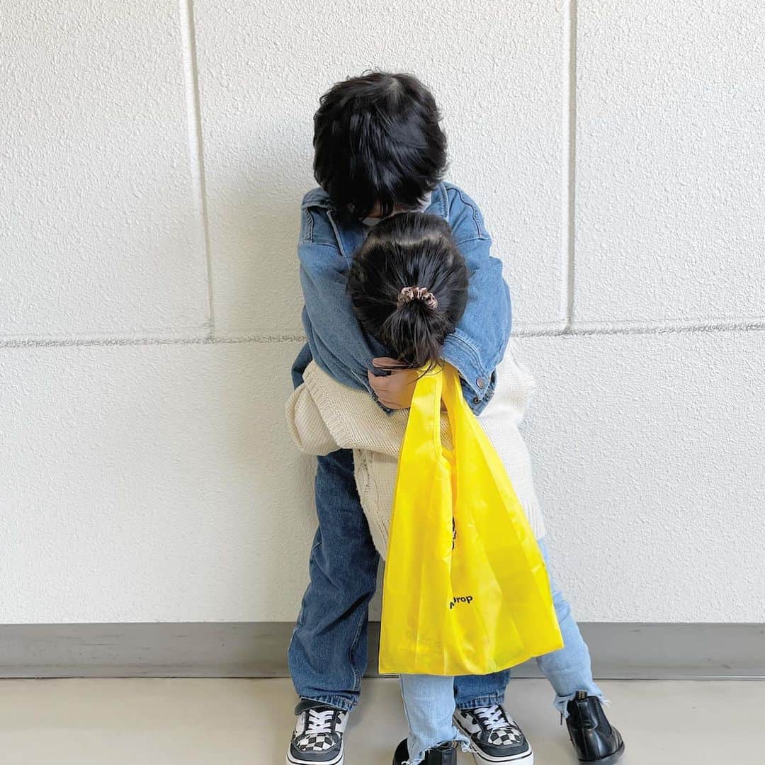 二宮璃子のインスタグラム：「てんくんよりるりちゃんの お世話してくれるせいちゃん👦♡笑 るりちゃんが💩してたら ．教えてくれるしるりちゃんが悪さしてたらすぐ教えてくれる🥺♡ 出かける時もるりちゃんのこと よく見てくれる😭❤️❤️ 兄妹喧嘩ばっかりで嫌な時もあるけど😂笑 せいちゃんには我慢させてばっかりと思うから今度休み取って2人でお出かけしようかな〜🚘💕 たまには2人の時間作ってあげんといけんなーって思う🥺♡ ． ． 昨日のルーティン動画沢山暖かいコメントありがとうございます😌 みんな同じ感じなんだなーってコメント見て思いました🥺💕 まま頑張りましょうね😌❤️❤️ #兄妹　#兄妹コーデ　#男の子コーデ　#女の子コーデ　#4歳男の子コーデ #２歳女の子コーデ」