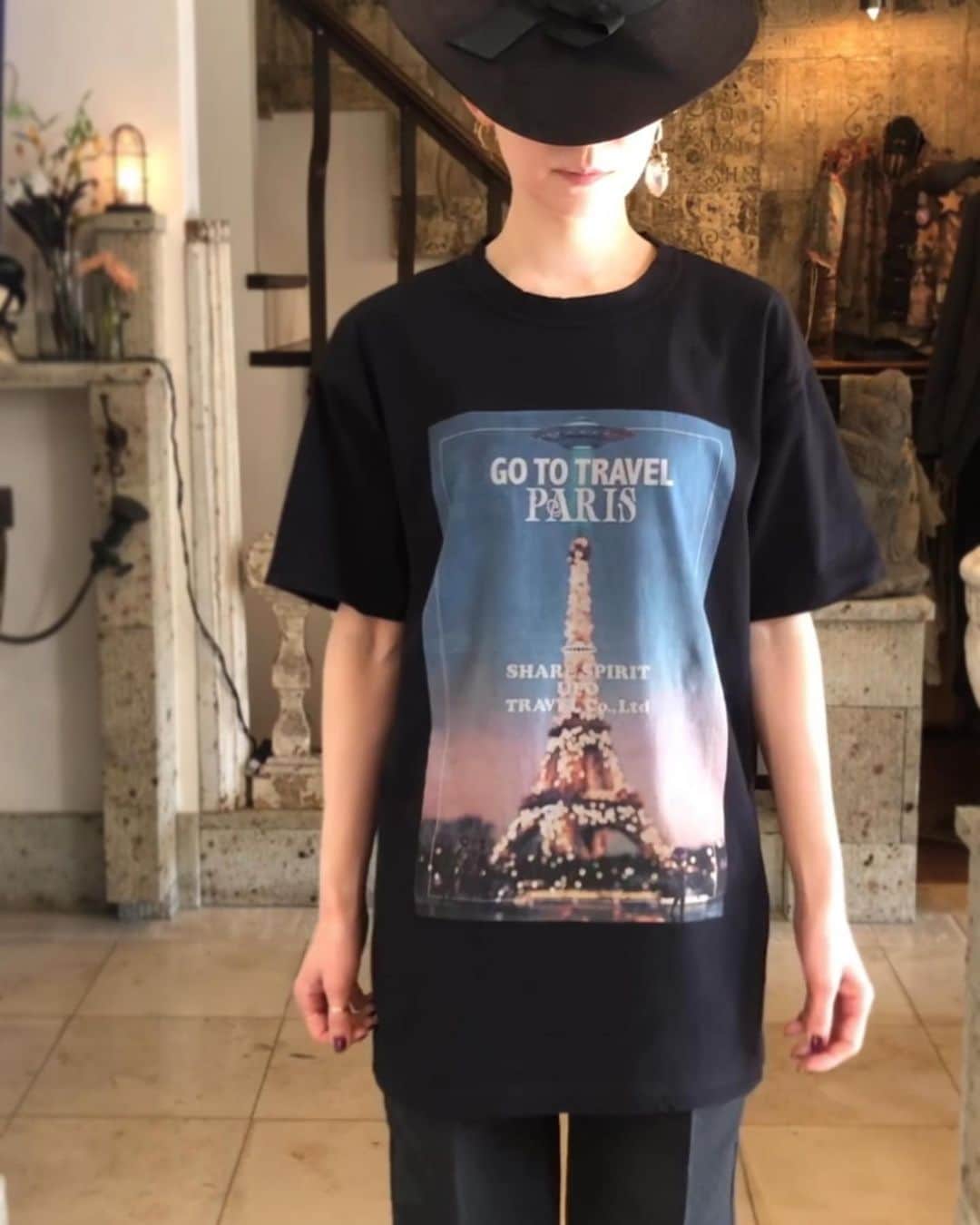 シェアースピリットのインスタグラム：「GO TO PARIS . SIZE UNISEX S/M/L ¥16,000 . S/着丈72,5/肩幅51/身幅104 M/着丈74,5/肩幅53/身幅/110 L/着丈76,5/肩幅55/身幅116  . オンラインでも販売しております。 https://share-spirit.com/ . 通販対応しております。 お電話、インスタグラムのメッセージよりお問い合わせください。 . #sharespirit#シェアースピリット#代官山#ufotravel」