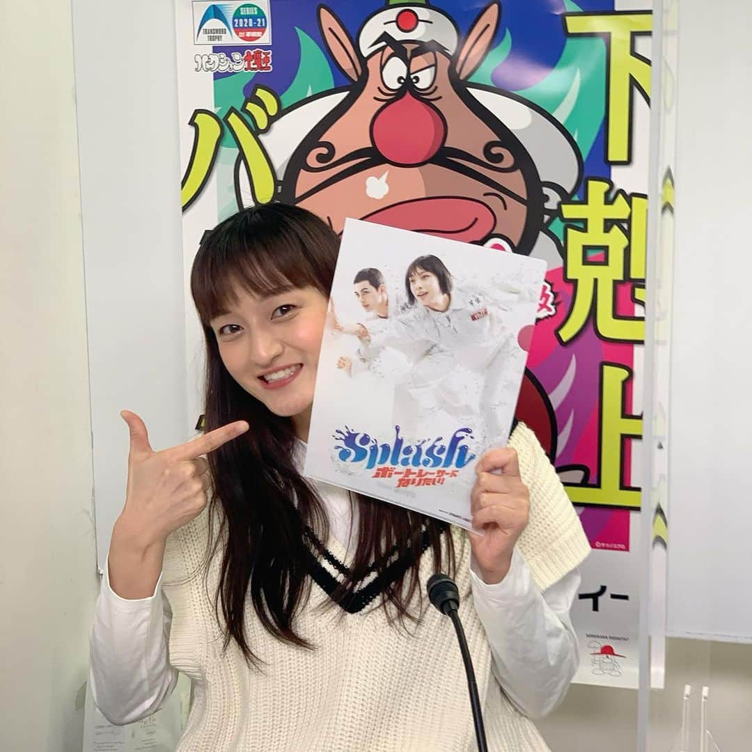 瑞羽奏都（水谷美月）さんのインスタグラム写真 - (瑞羽奏都（水谷美月）Instagram)「今年から始まった新CMのファイルと共に📸そして、いい感じでハクション大魔王が背後に…(笑)  ボートレース平和島『トランスワードトロフィー〜平和島下克上バトルA1級vsB級〜』3日目も勝利者インタビュー担当でした🚤予選最終日。  3日目はA1級6勝vsB級6勝。 今日はドローの結果となりました。 今日は雨風強く&気圧が下がり、昨日までの気候とは違う状況でのレースとなりました☔️  明日は準優勝戦です🎶 下克上バトルどうなる？乞うご期待下さい！  そして今日のおはようコメントには、埼玉支部125期の砂長知輝選手‼️ 同期の中でも勝率上位。近況は4点越え。握りっぷりのGOOD👍今後の期待の若手成長株です😊  あと、今日のおやつに"ままどおる"と"みかん"頂きました✨ ままどおるは小腹空いた時に、最適なんですよねー💕みかんも甘くて美味しい😆ご馳走様でした👏  #ボートレース #ボートレース平和島  #勝利者インタビュー #下克上 #バトル #トランスワードトロフィー  #ハクション大魔王  #ままどおる #みかん  #今日のおやつ」3月13日 17時27分 - mizuki.m_mizuha