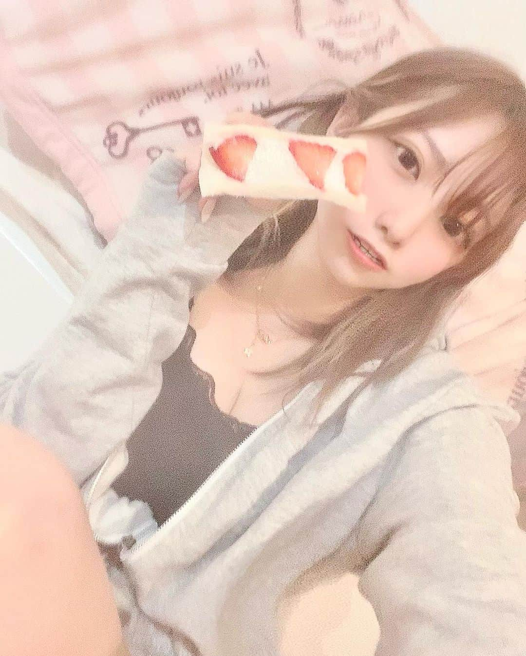 ゆーちゃんさんのインスタグラム写真 - (ゆーちゃんInstagram)「いちごサンド！！🍓 うーとちーが狙ってる笑笑  ローソンにてみつけました٩(ˊᗜˋ*)و  #ミヌエット#ミヌエット子猫#ミヌエット短毛  #ミヌエット男の子#ミヌエット部#子猫お迎え準備#子猫#脚フェチ#生足 #足フェチ 猫との暮らし#猫好きさんと繋がりたい#猫好き#女神 #网红  #抖音#粉我 #我的最愛 #时装 #性感  #好吃 #ootd #动漫 #角色扮演 #部屋着  #ルームウェア」3月13日 17時27分 - yurina_era999