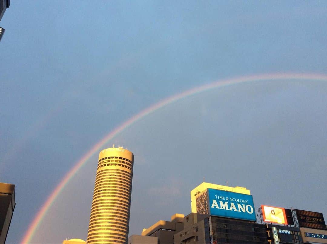 石原良純のインスタグラム：「新横浜駅上空に虹が出た。春の嵐の置き土産。」