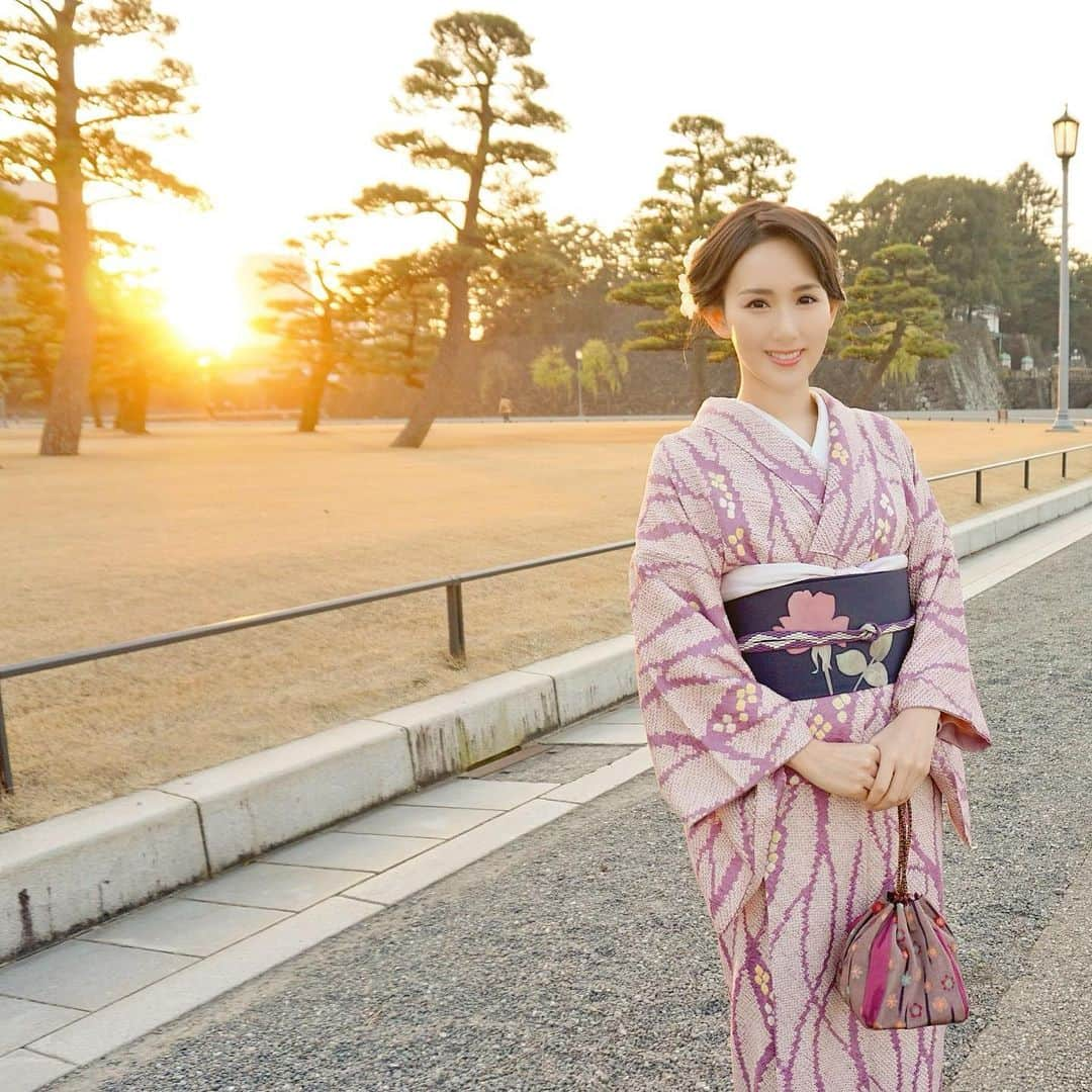 谷中麻里衣のインスタグラム：「Missing the sunshine ☀️ Throwback to when my family and I stopped by the Imperial Palace because we had some time before dinner 🥰  数週間前の写真✨ 明日は晴れるかな🍀  #皇居#着物#小紋#総絞り#麻里衣きもの」