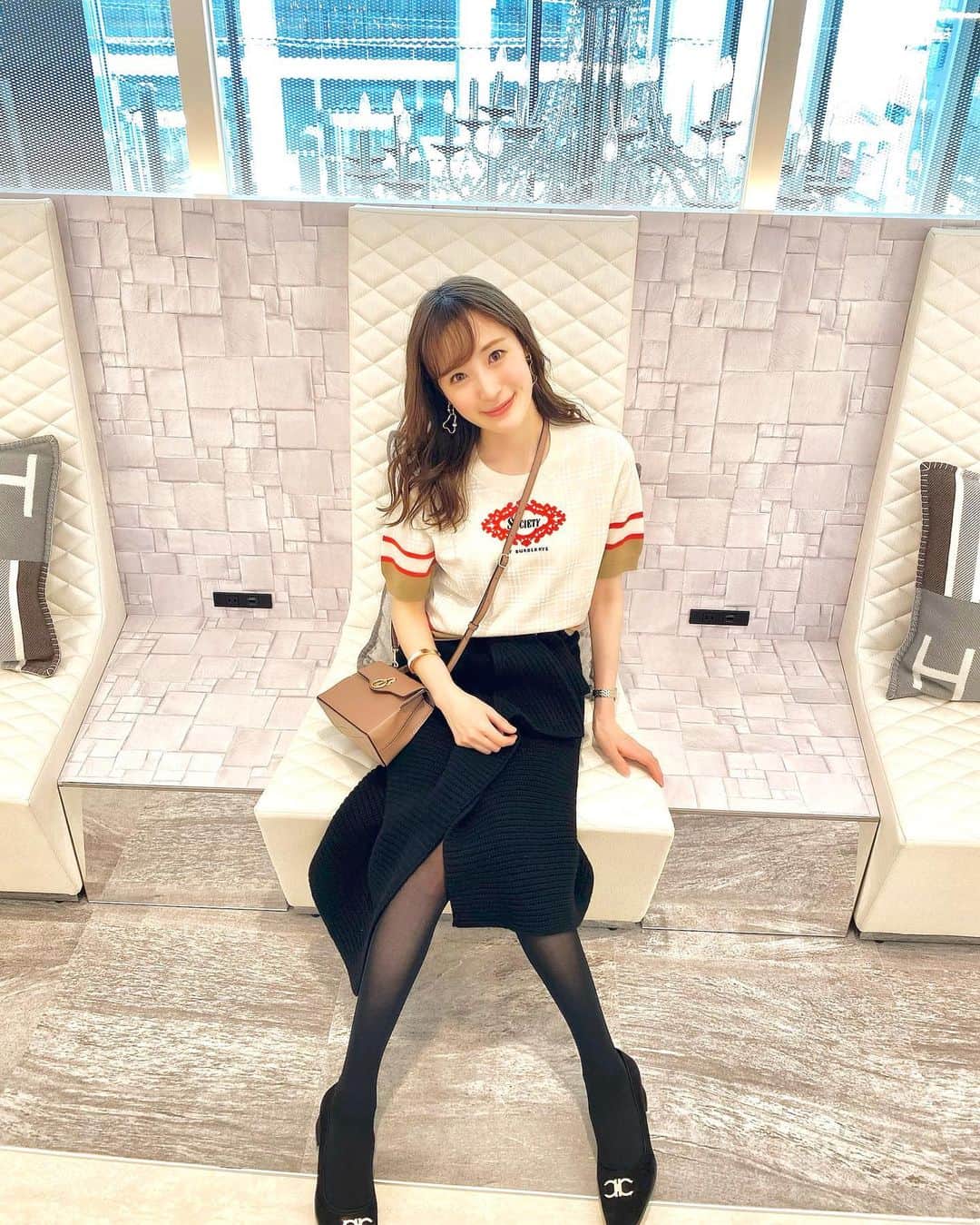 小林真由のインスタグラム：「@met_beauty_clinic でヴィーナスレガシーを受けてきました。久しぶりの美容クリニック、そろそろ見て見ぬ振りをしていた体とも向き合うことにしまして🦒☁️﻿ ﻿ 私は下っ腹のお肉を引き締めたくてお腹周りをお願いしました。﻿ 浮腫や脂肪、セルライトにも効果的な治療で、産後に伸びた皮をきゅっと引き締めるのにもおすすめみたい🙏﻿ 痛みも全くなく温かくて気持ちよかった〜。﻿ 　﻿ 終わった後はうっすら赤くなってぽかぽか。 ラグジュアリーで素敵な空間にも癒されました。﻿ 期間限定のキャンペーンもやってるみたいなので気になる方はチェックしてみてください♡﻿ ﻿ ﻿ #metbeautyclinic #美容皮膚科 #美容 #ママライフ #ママコーデ #表参道 #beauty #burberry #sacai #mulberry #met_PR」