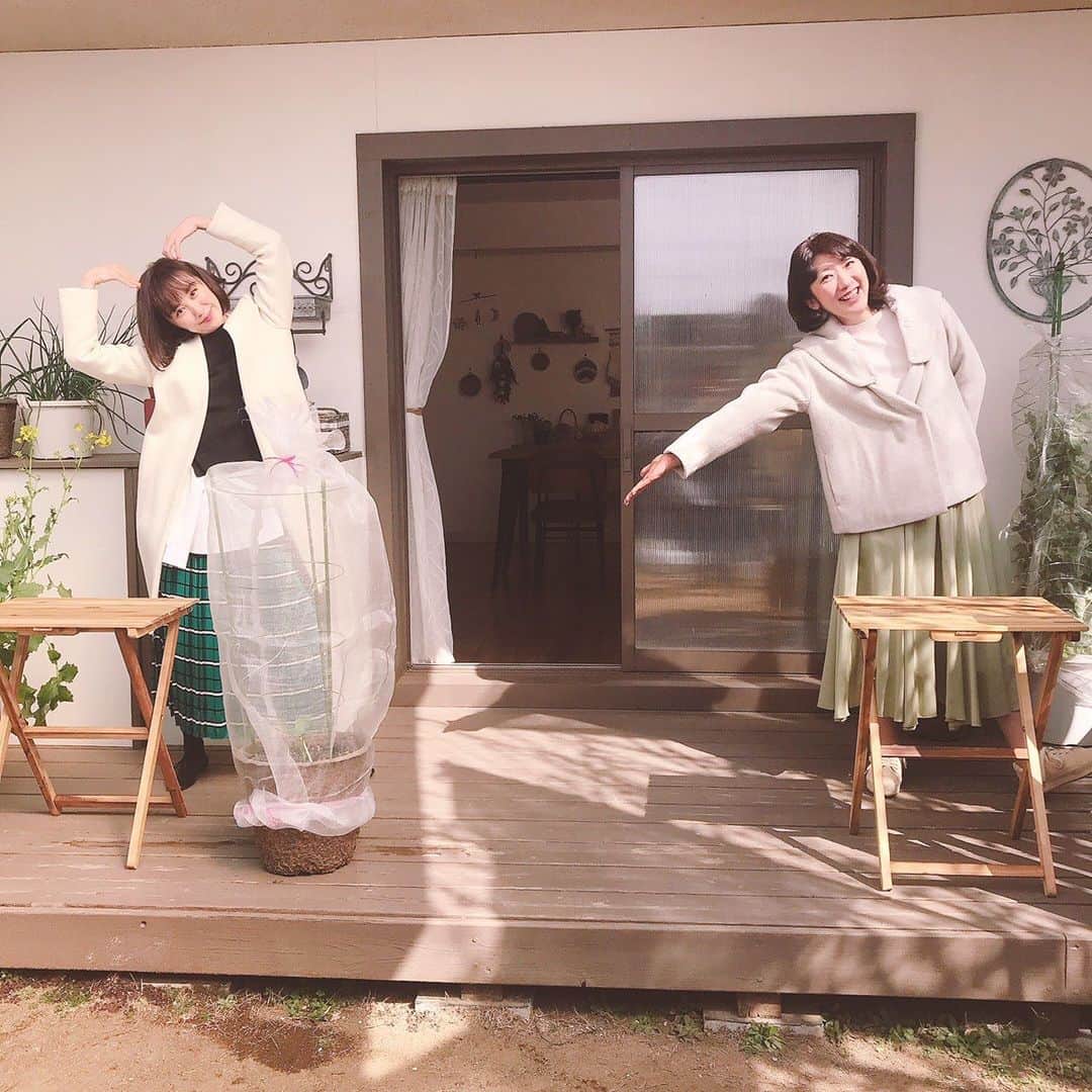 山口もえのインスタグラム：「・  明日の「やさいの時間」はブロッコリー🥦を育てます♡ お得な育て方をタカさんに教わります！！  お部屋の中では香味野菜がすくすくと成長中🌈 お料理のアクセントに大活躍です💕 是非ご覧ください✨  3月14日(日)8:00〜8:25📺 NHK-E「趣味の園芸　やさいの時間」  #やさいの時間#tv#家庭菜園 #プランター菜園  #深町貴子 さんと💕 #春#野菜はすくすく育っています😊 #笑顔な週末を#❤️」