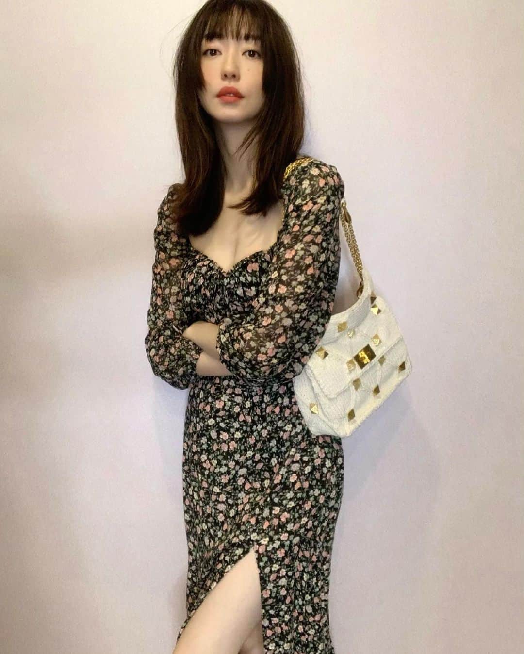 松島花さんのインスタグラム写真 - (松島花Instagram)「: @maisonvalentino の 新作バッグ『Romanstud』💫 : ヴァレンティノのハードなスタッズと やわらかなニット素材の組み合わせが新鮮☺️ 甘めの花柄ワンピースとかカジュアルな デニムとTシャツにも合うから👖 これからの季節にピッタリだな〜🌸 #maisonvalentino #romanstud #pr #ヴァレンティノ #ローマンスタッズ」3月13日 17時56分 - hana_matsushima_official