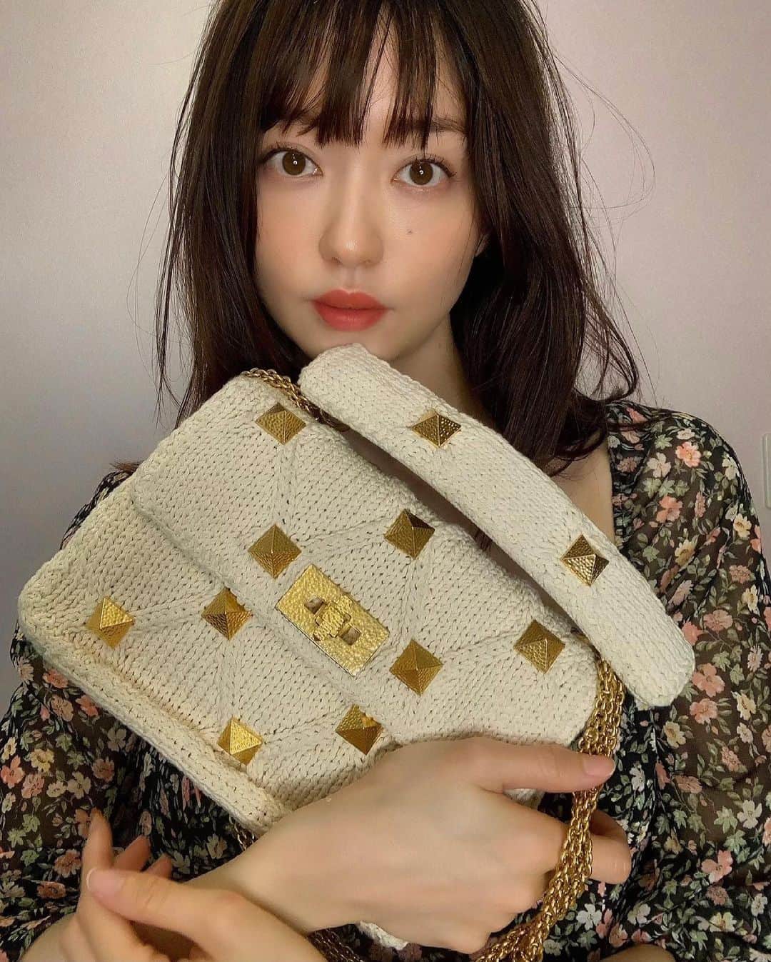 松島花さんのインスタグラム写真 - (松島花Instagram)「: @maisonvalentino の 新作バッグ『Romanstud』💫 : ヴァレンティノのハードなスタッズと やわらかなニット素材の組み合わせが新鮮☺️ 甘めの花柄ワンピースとかカジュアルな デニムとTシャツにも合うから👖 これからの季節にピッタリだな〜🌸 #maisonvalentino #romanstud #pr #ヴァレンティノ #ローマンスタッズ」3月13日 17時56分 - hana_matsushima_official