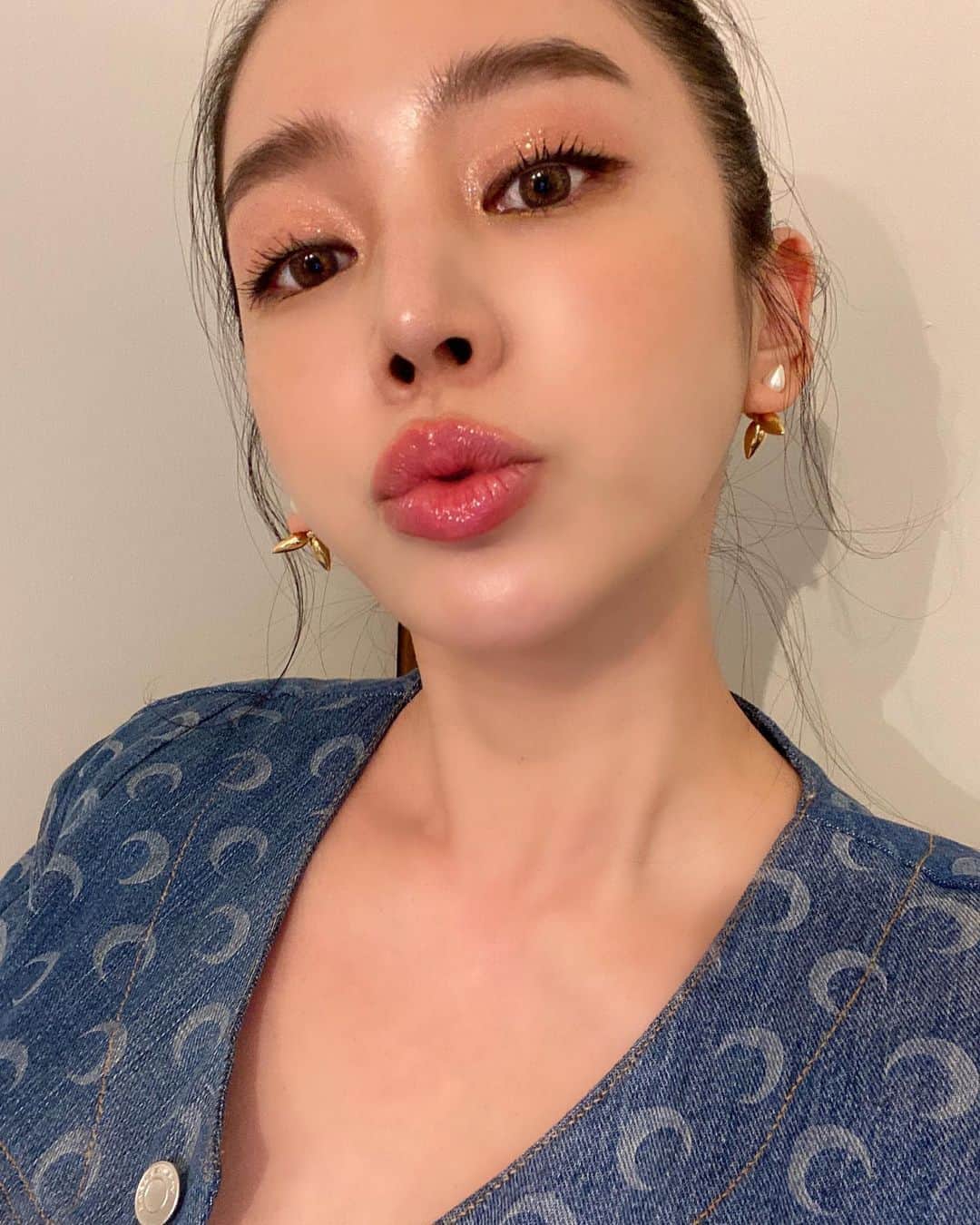 megbabyのインスタグラム：「ついに、完成版届いた✨  リクエストの多かったマグワートミスト💚💗  みんなの声から生まれた商品も多くて、喜んでくれる声もダイレクトに聞けていつも感謝感謝で🥺 @mgb_skin はみんなで作り上げるようなブランドにしたいといつも思ってる☺️  だから、こんな商品作って欲しい！という声をたくさん聞かせてくださいね✨ そして、商品を使ってみた感想もたくさん聞かせてほしいの🥺  みんなの声が私たち @megood__beauty のパワーになってるから🍋🙋🏻‍♀️」