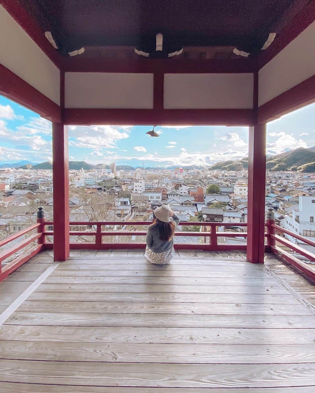 楽天トラベル さんのインスタグラム写真 - (楽天トラベル Instagram)「こんにちは😊 今日は航空会社の嵐のCMにも登場したスポットをご紹介します✨ ーーーーーーーーーーーーーー 📍#西方寺 #普明閣 （広島県竹原市） ーーーーーーーーーーーーーー 国の重要伝統的建造物群保存地区に選ばれていて #安芸の小京都 とも呼ばれる #竹原町並み保存地区 は映画やドラマ、アニメ、CMなど多数のロケ地となっています。 高台にある西方寺の普明閣は京都の清水寺を模して建てられていて、登ると市街や町並み保存地区を見渡すことができる絶景スポットです。 ーーーーーーーーーーーーーー Special Thanks💓 📸Photo by @moe_matsui  📌ご旅行やおでかけの際は、事前にお住まいの地域や旅行先の情報を確認しご計画をお願いいたします ーーーーーーーーーーーーーー 旅先で出会った美しい風景や素敵な旅館などを  #rakutentravel を付けてぜひシェアしてください😊 このアカウントでご紹介させていただきます💗 ーーーーーーーーーーーーーー  #楽天トラベル #旅行好きな人と繋がりたい #旅したくなるフォト #旅行 #国内旅行 #旅行好き #旅行好きと繋がりたい #写真好きな人と繋がりたい #旅好き女子 #旅行好き女子 #travel #trip #japan #たびすたぐらむ #広島 #広島旅行 #広島観光 #竹原 #ロケ地巡り #聖地巡礼」3月13日 18時00分 - rakutentravel